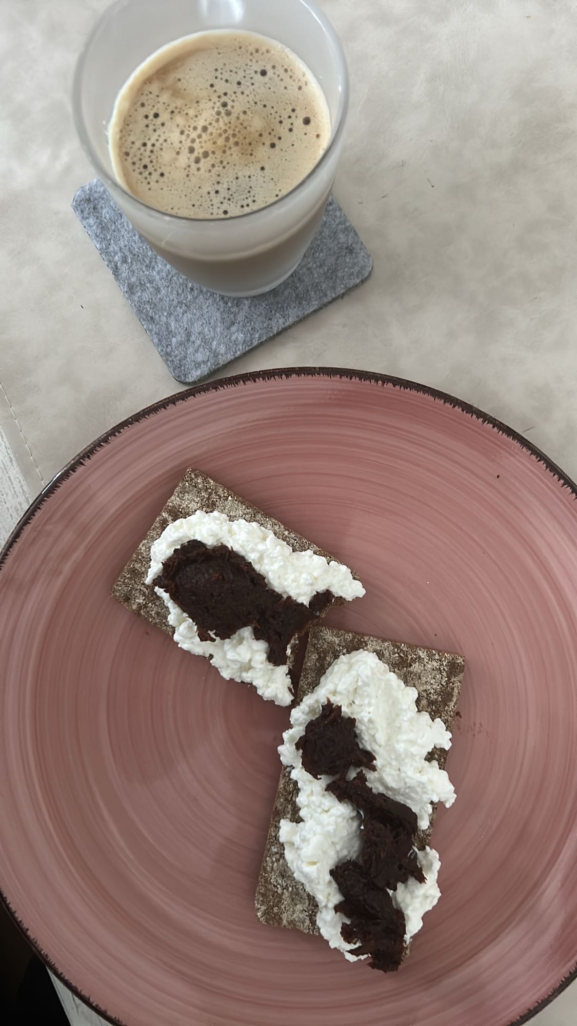 Tostadas con requesón y café