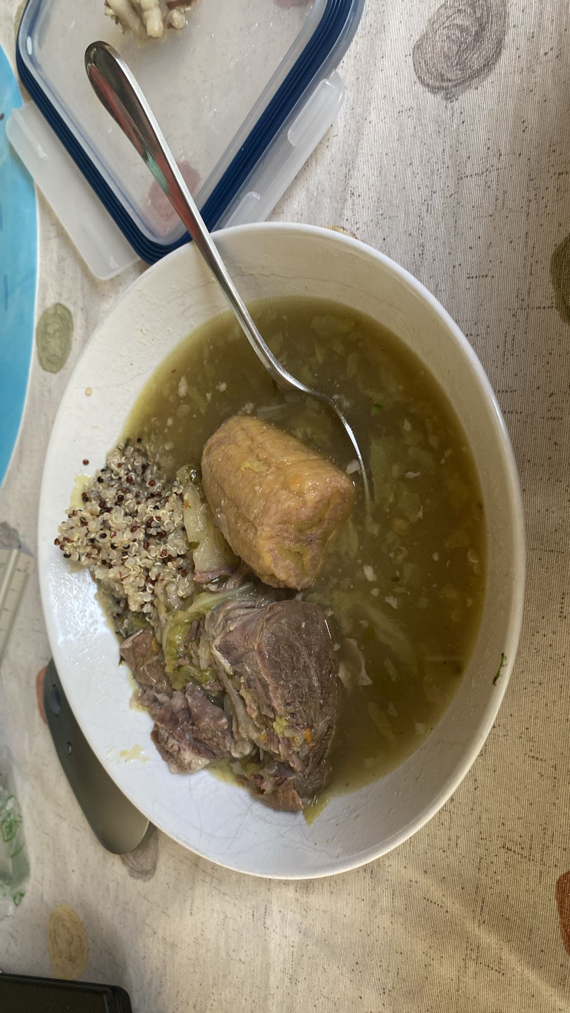 Sopa con carne y quinoa