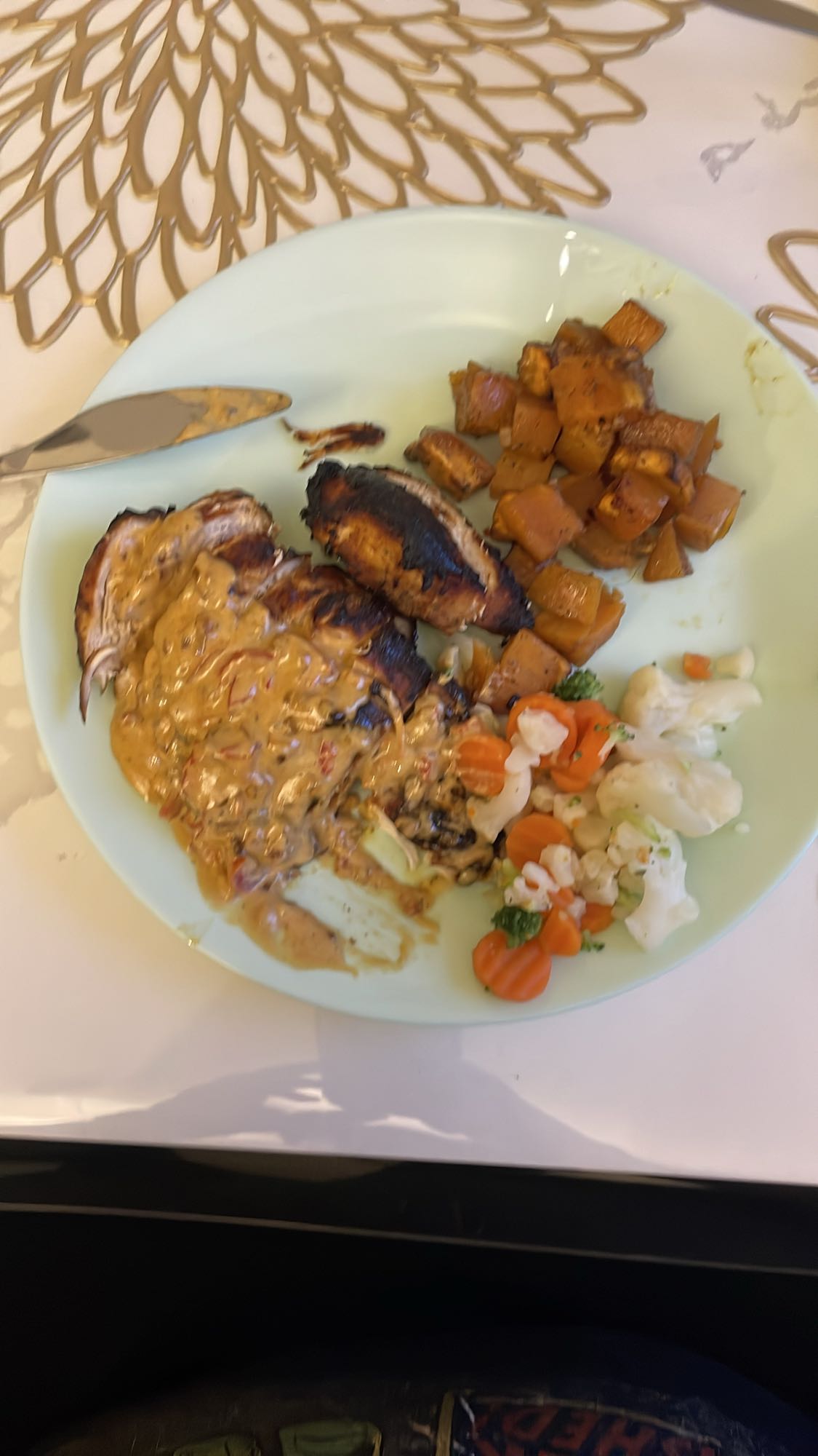 Kyckling med sås och grönsaker