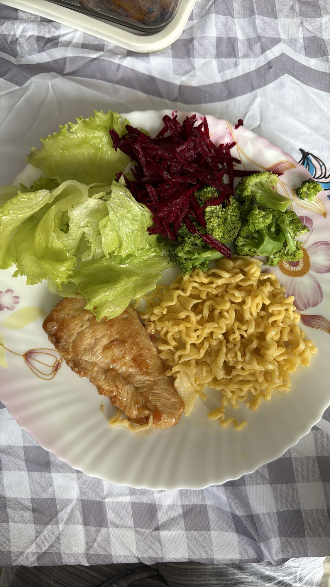 Frango, macarrão e salada