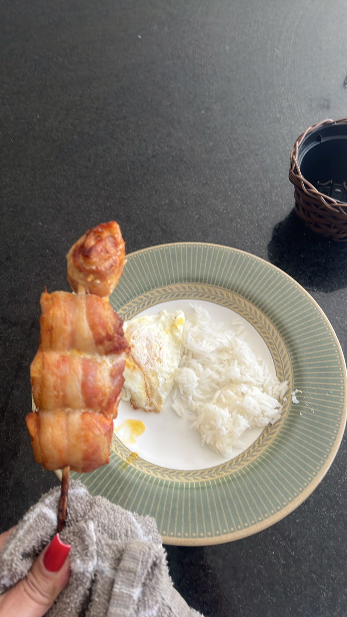 Espetinho com arroz e ovo