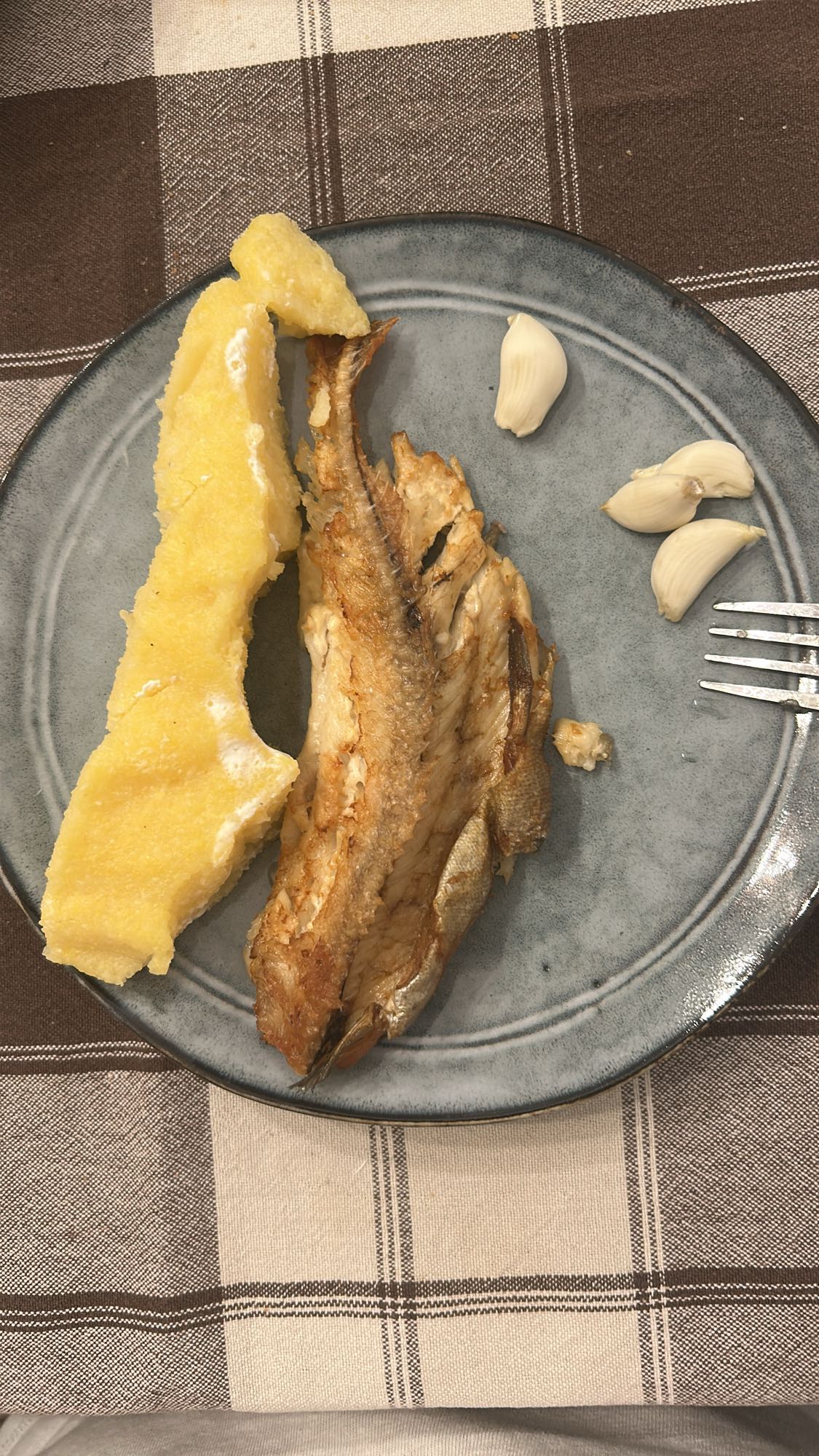Pește prăjit cu mămăligă