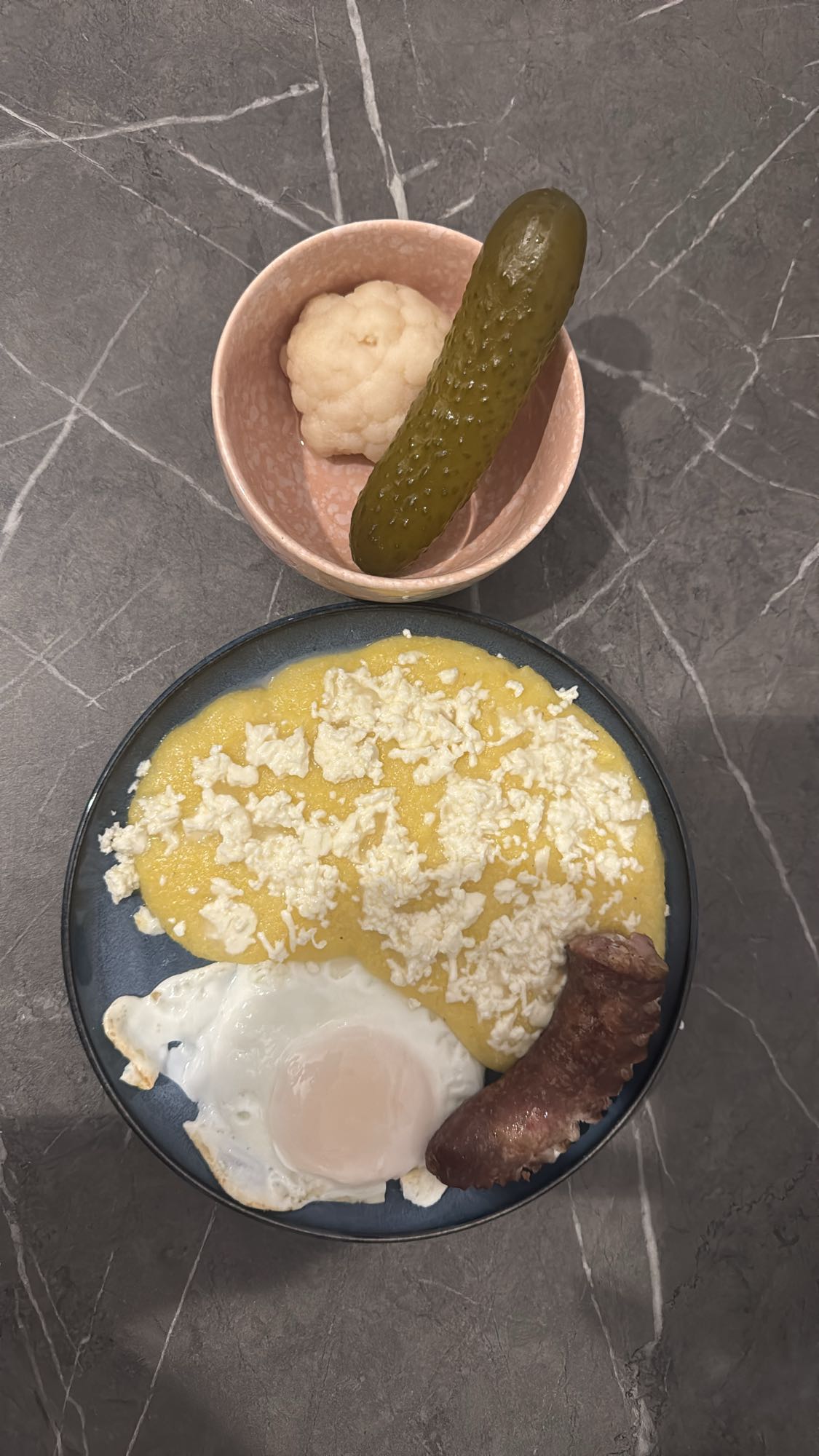 Mămăligă cu ou și cârnați