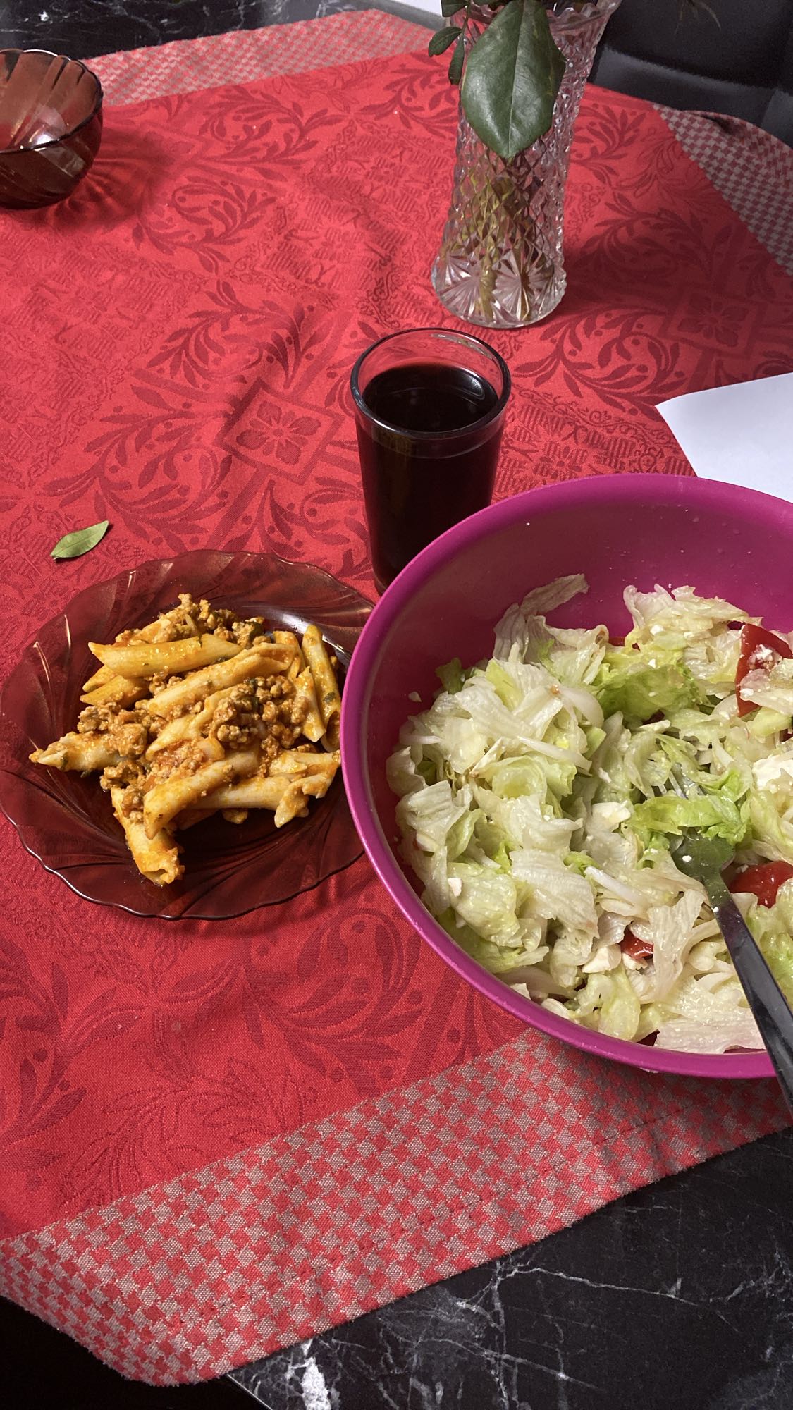 Paste cu carne și salată