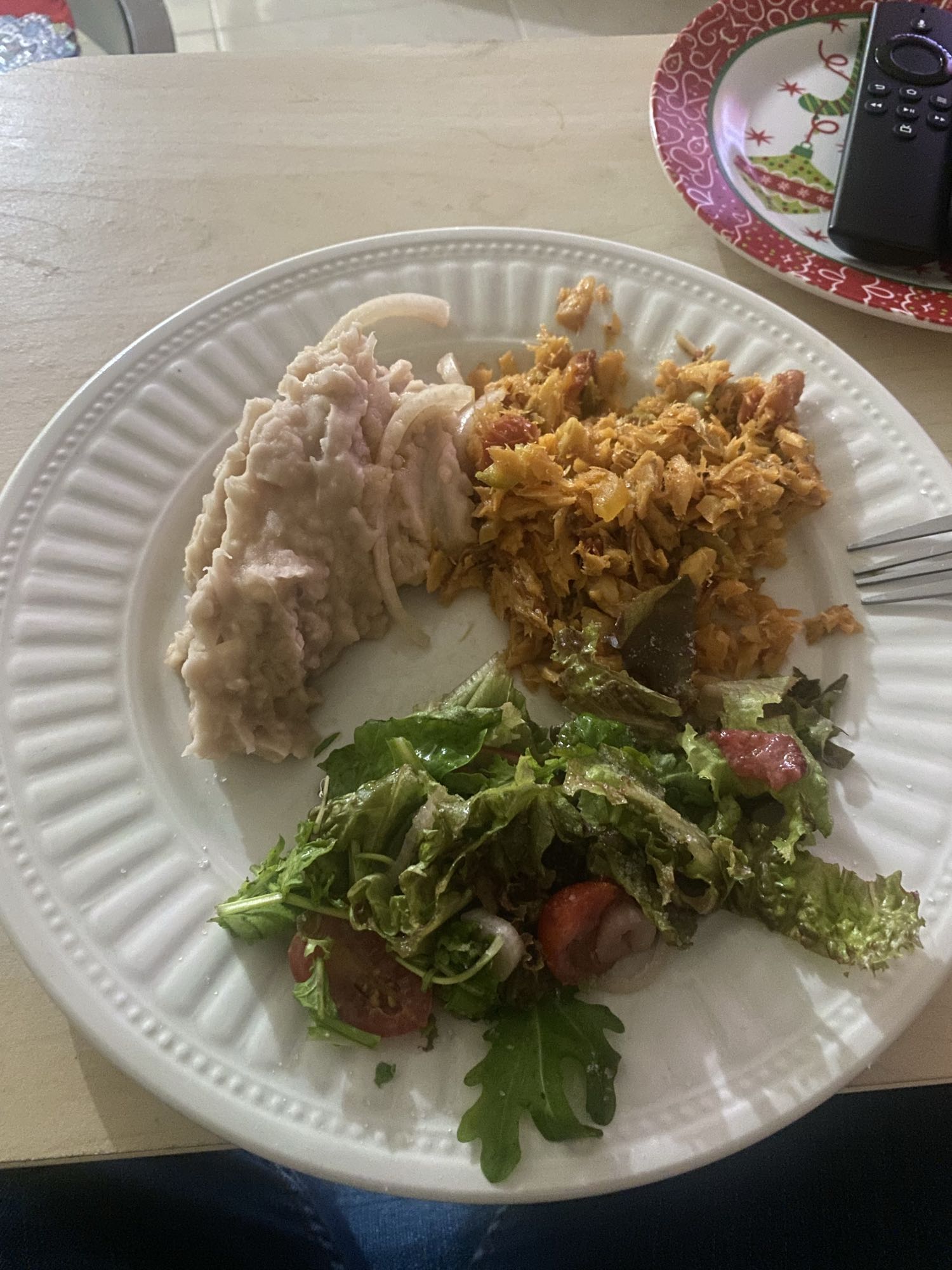 Puré, pescado y ensalada