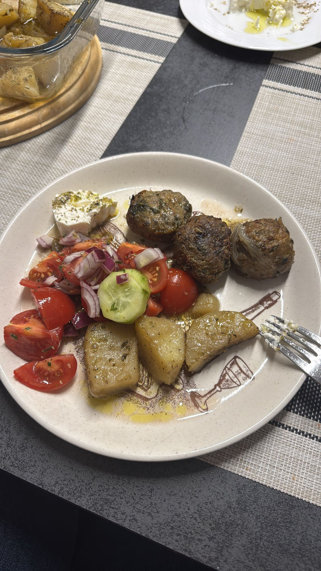 Köfte, patates ve salata tabağı