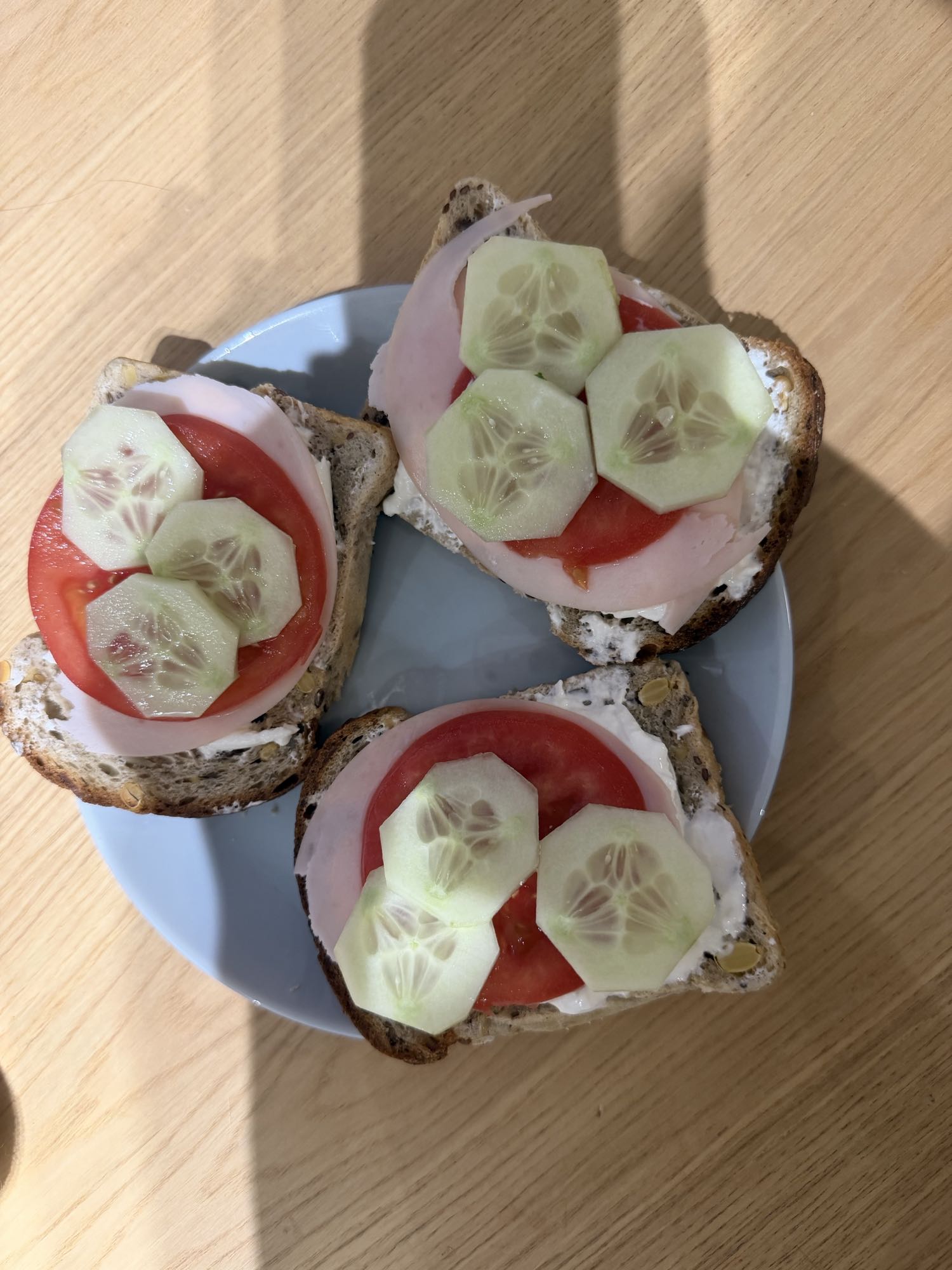 Kanapki z szynką z indyka, burattą, ogórkiem i pomidorem