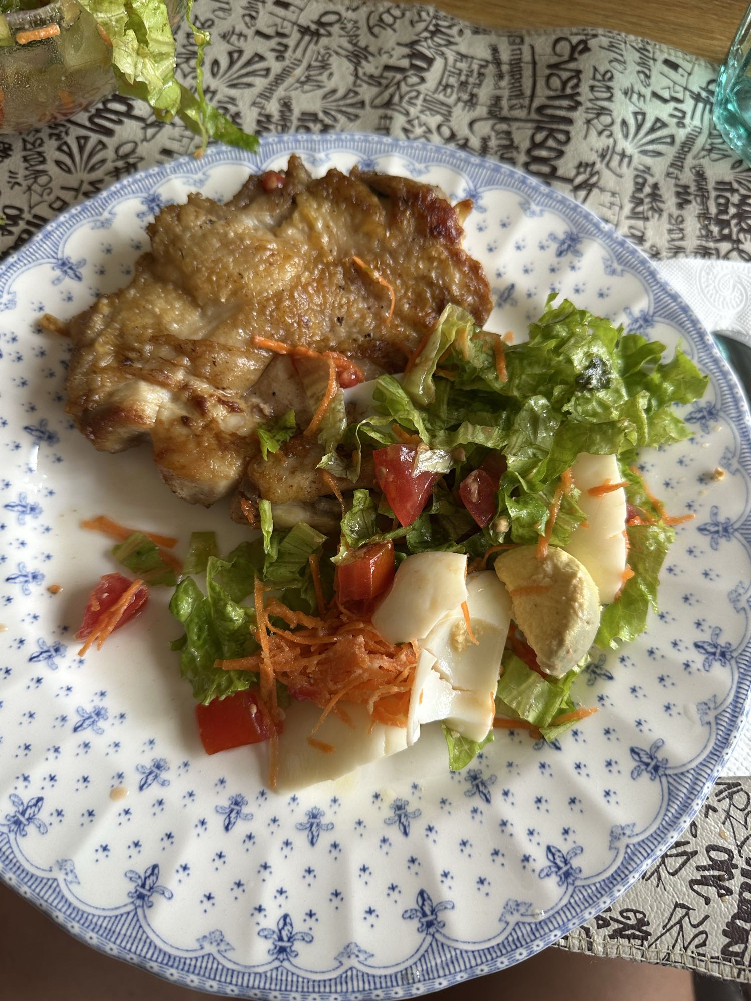 Pollo con ensalada mixta