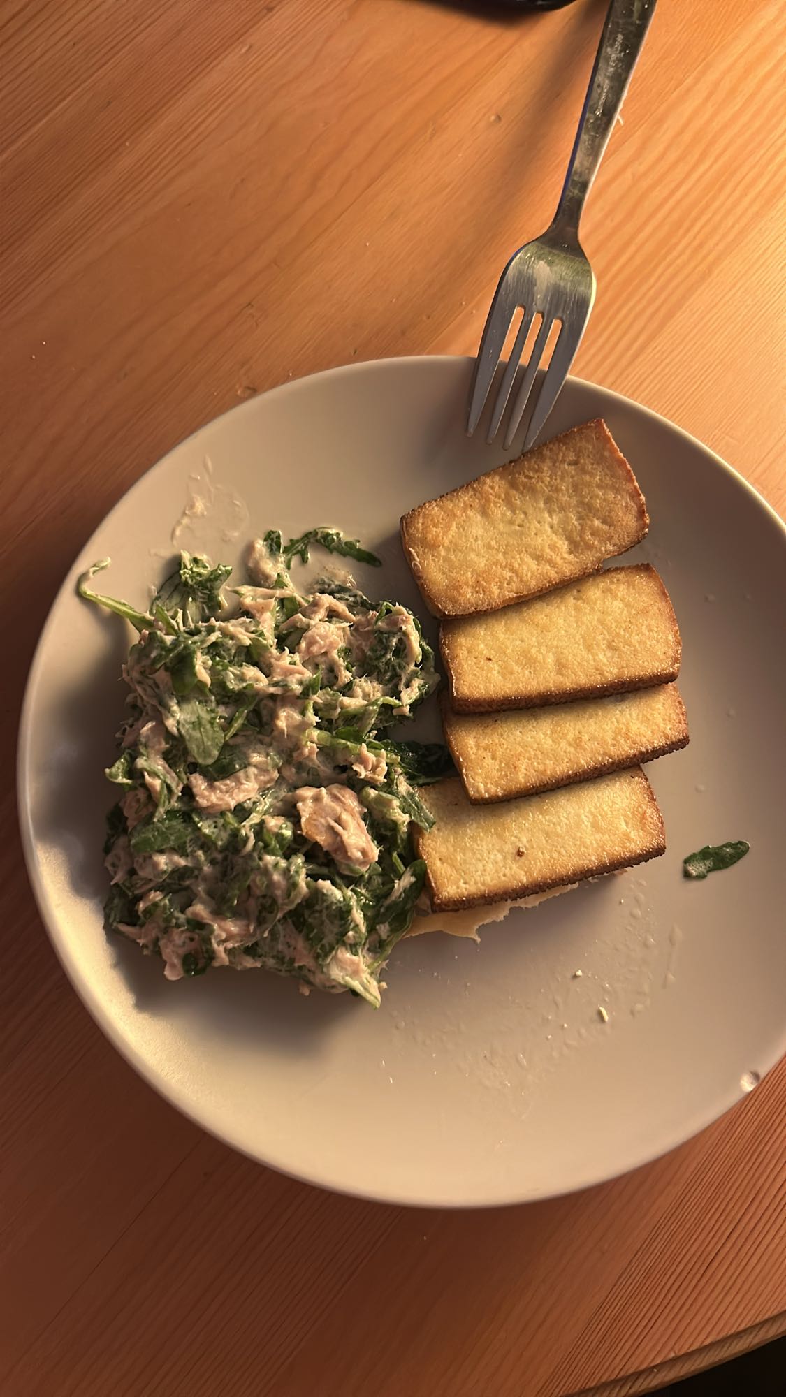 жареный тофу с салатом