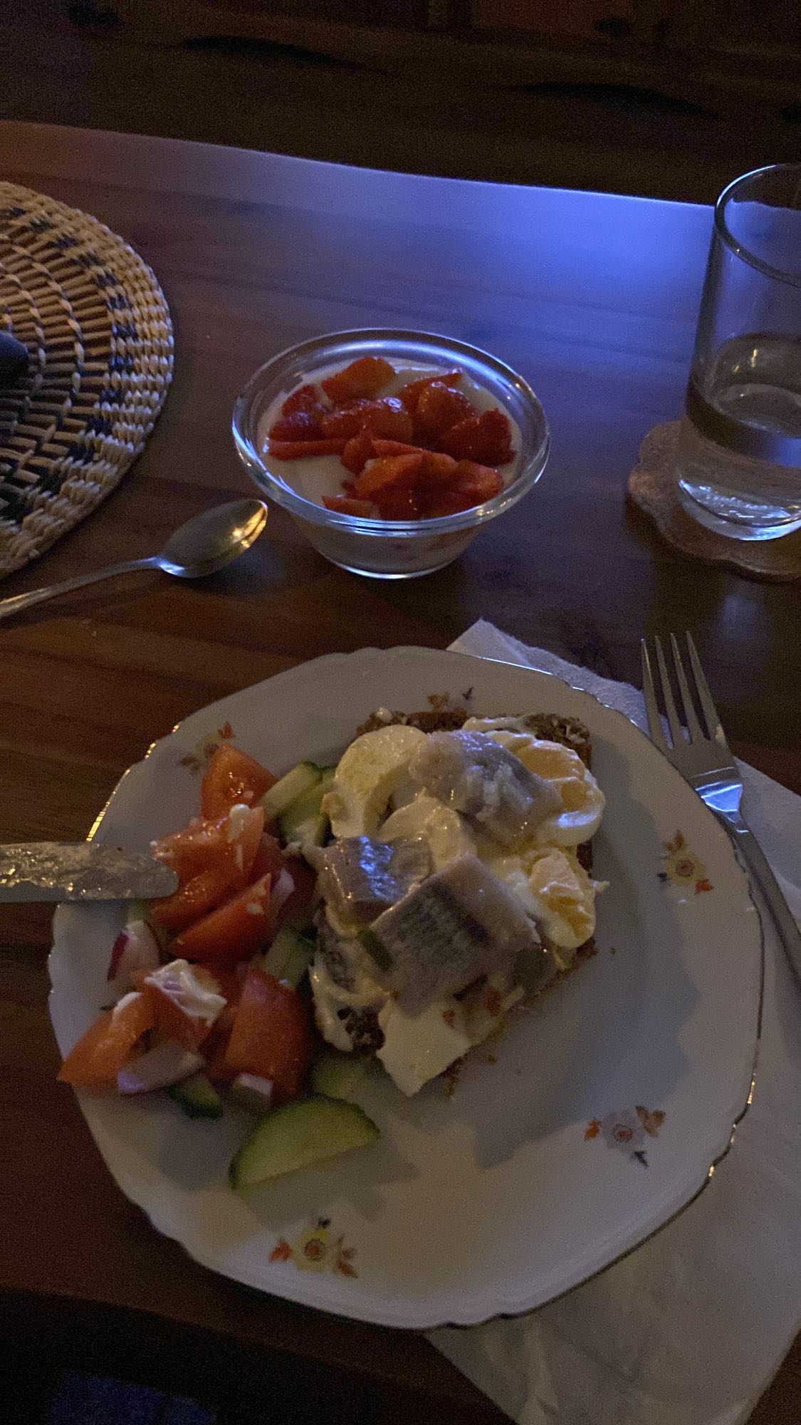Sillmacka med sallad och yoghurt