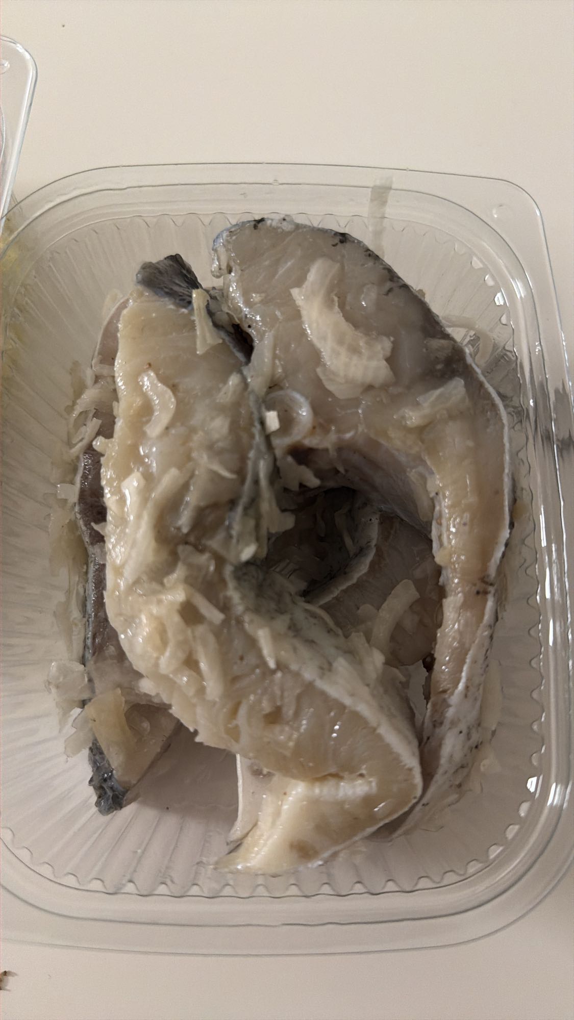 Маринована риба з цибулею