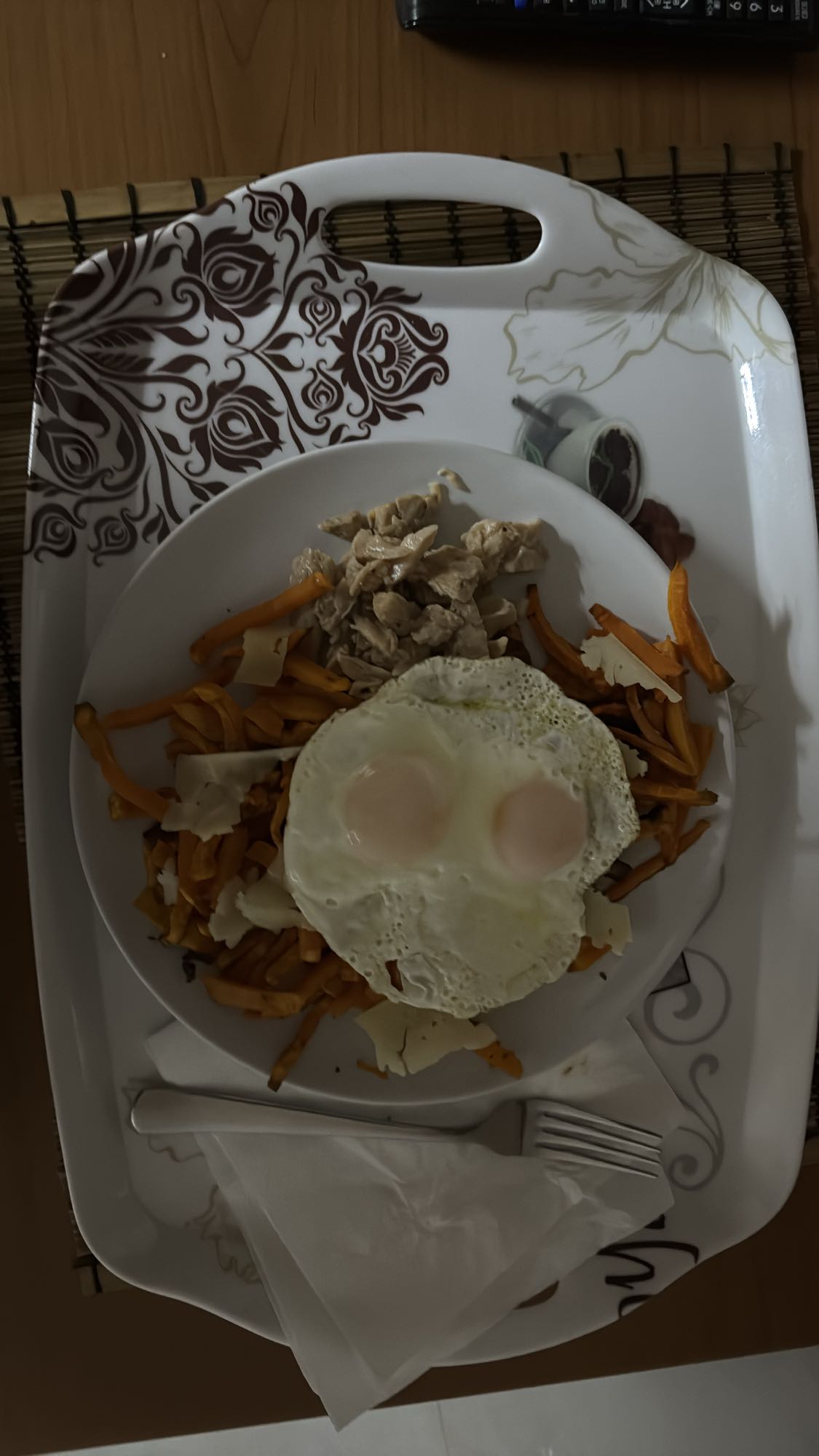 Huevos a la plancha con pollo, boniato al horno y zanahoria