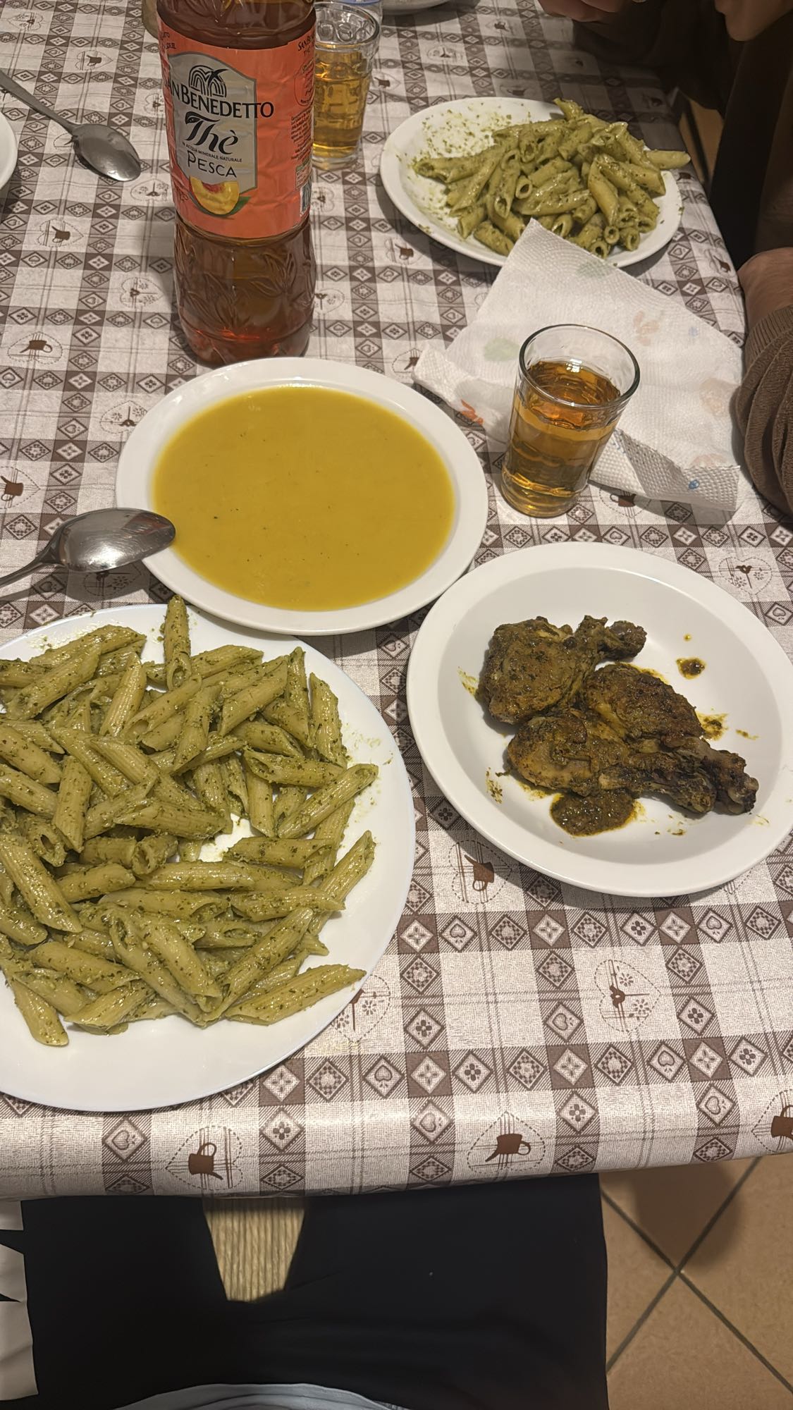 Pasta con pollo e zuppa