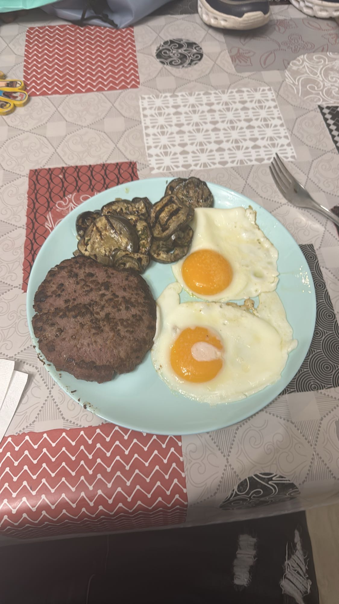 Izgara köfte ve yumurta tabağı