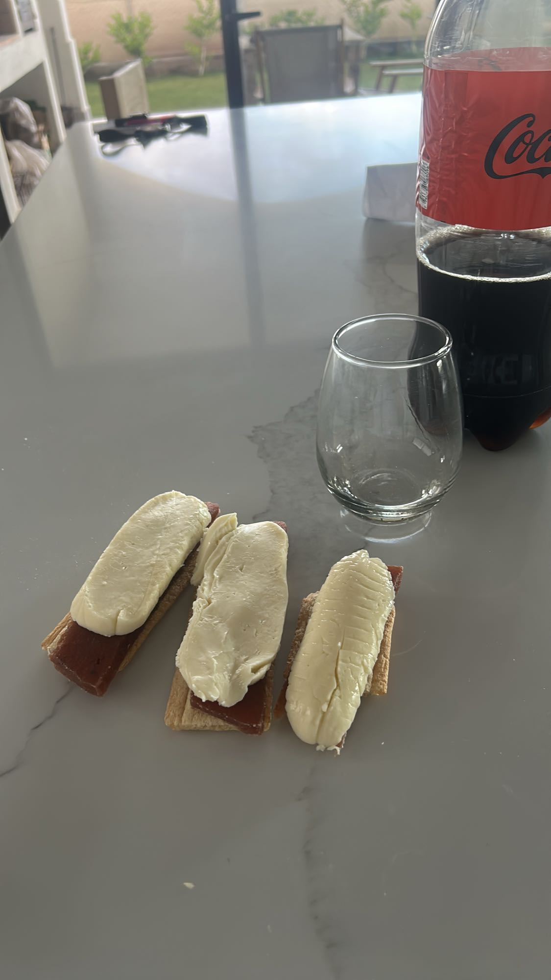 Galletas con queso y refresco