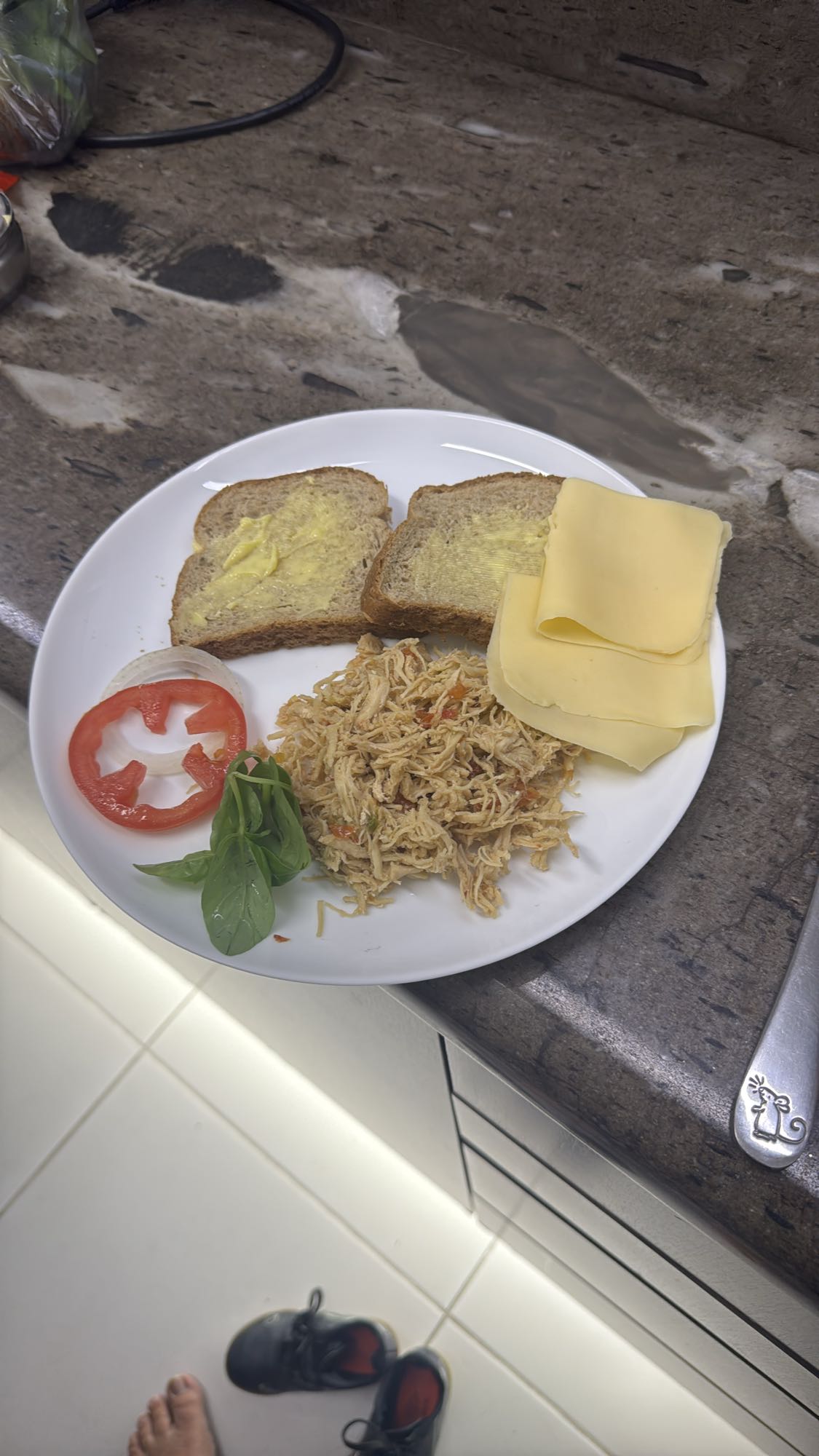 Frango com pão e queijo