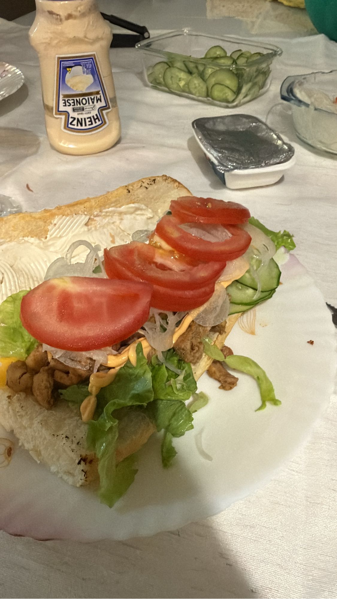 Sanduíche de frango e vegetais