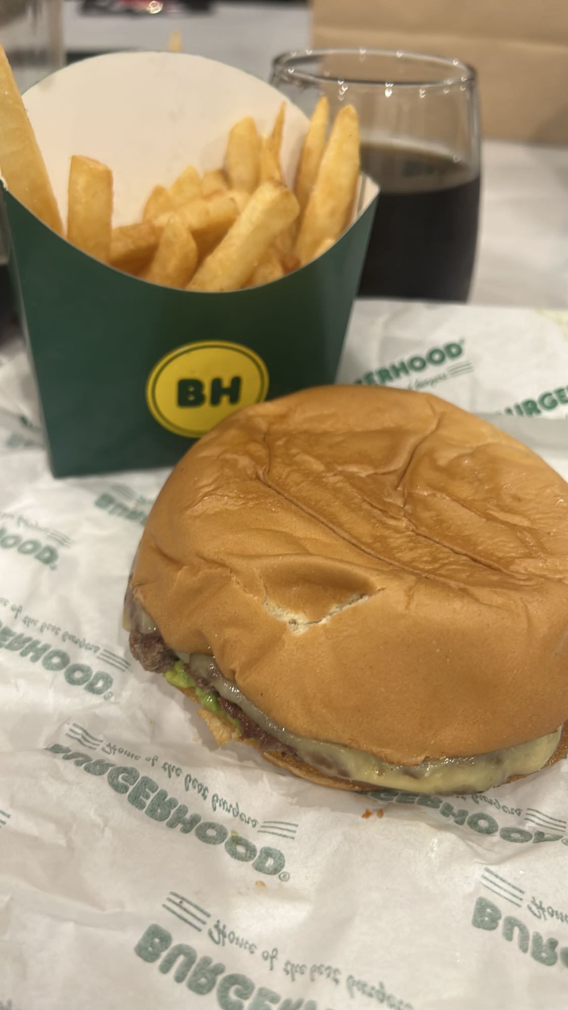 hamburguesa con papas y refresco