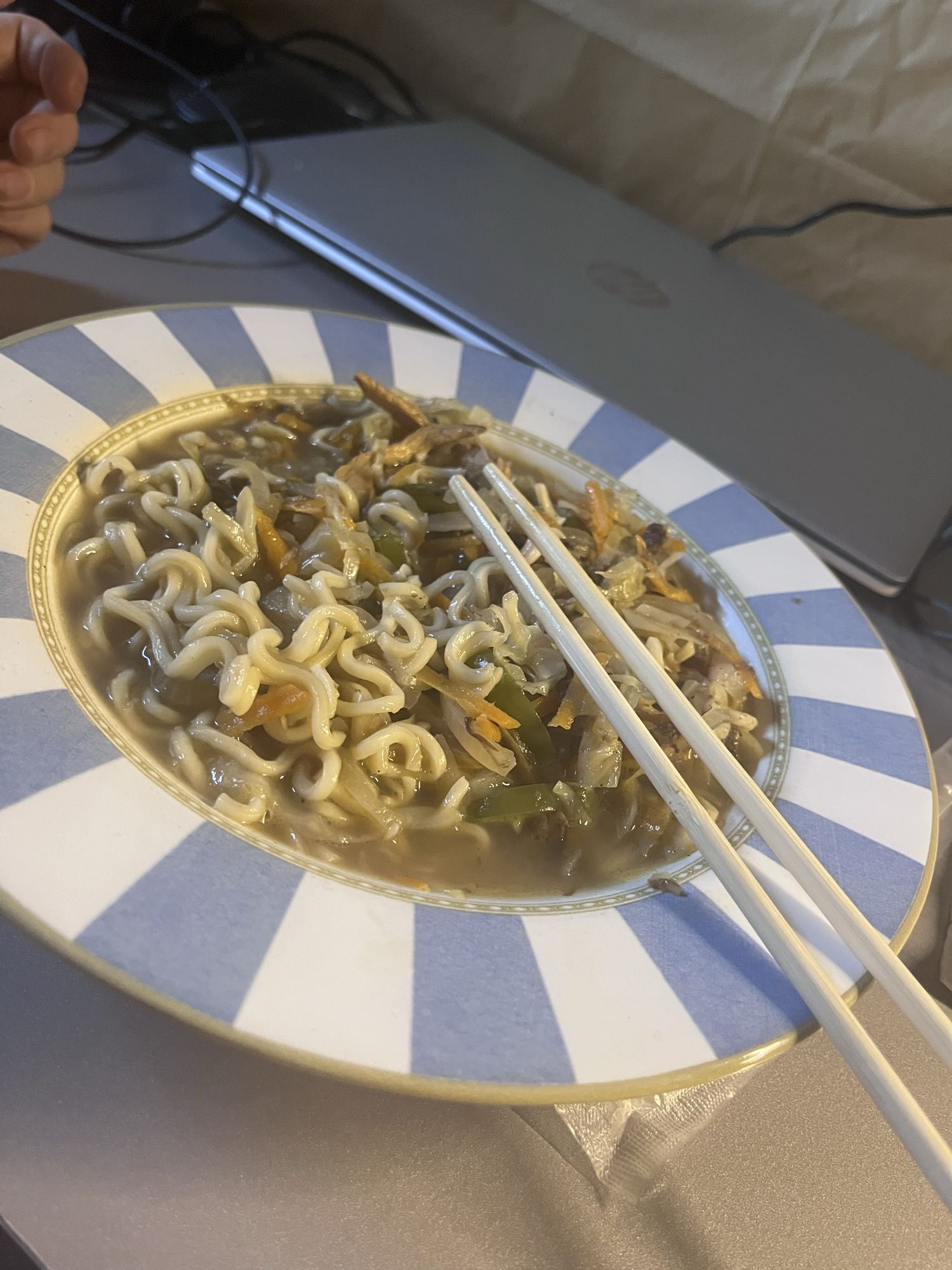 sopa de fideos con verduras