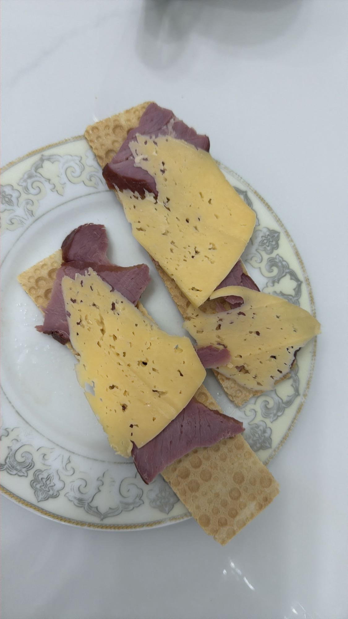 Хрустящие хлебцы с сыром и мясом