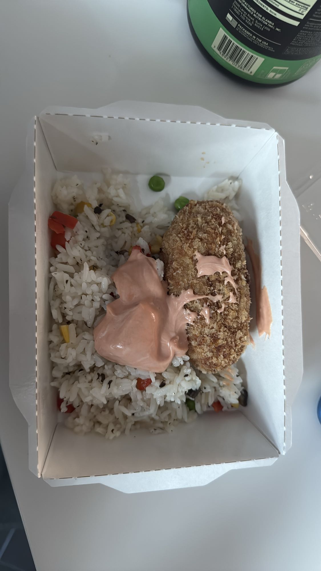 рис с котлетой и соусом