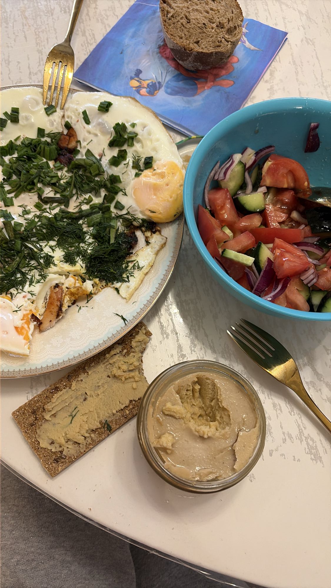 Яичница с салатом и хумусом