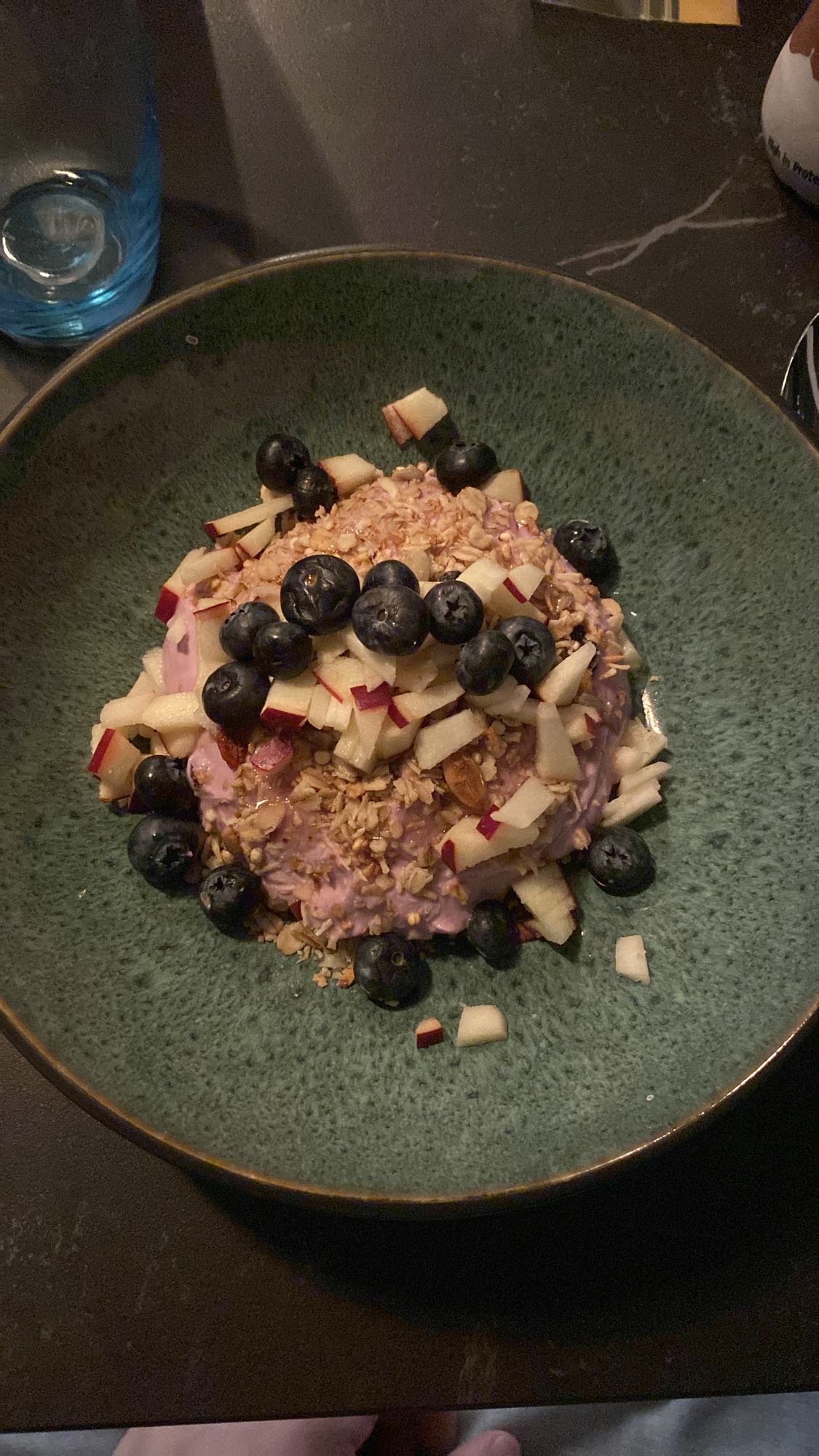 Yoghurt med müsli og frugt