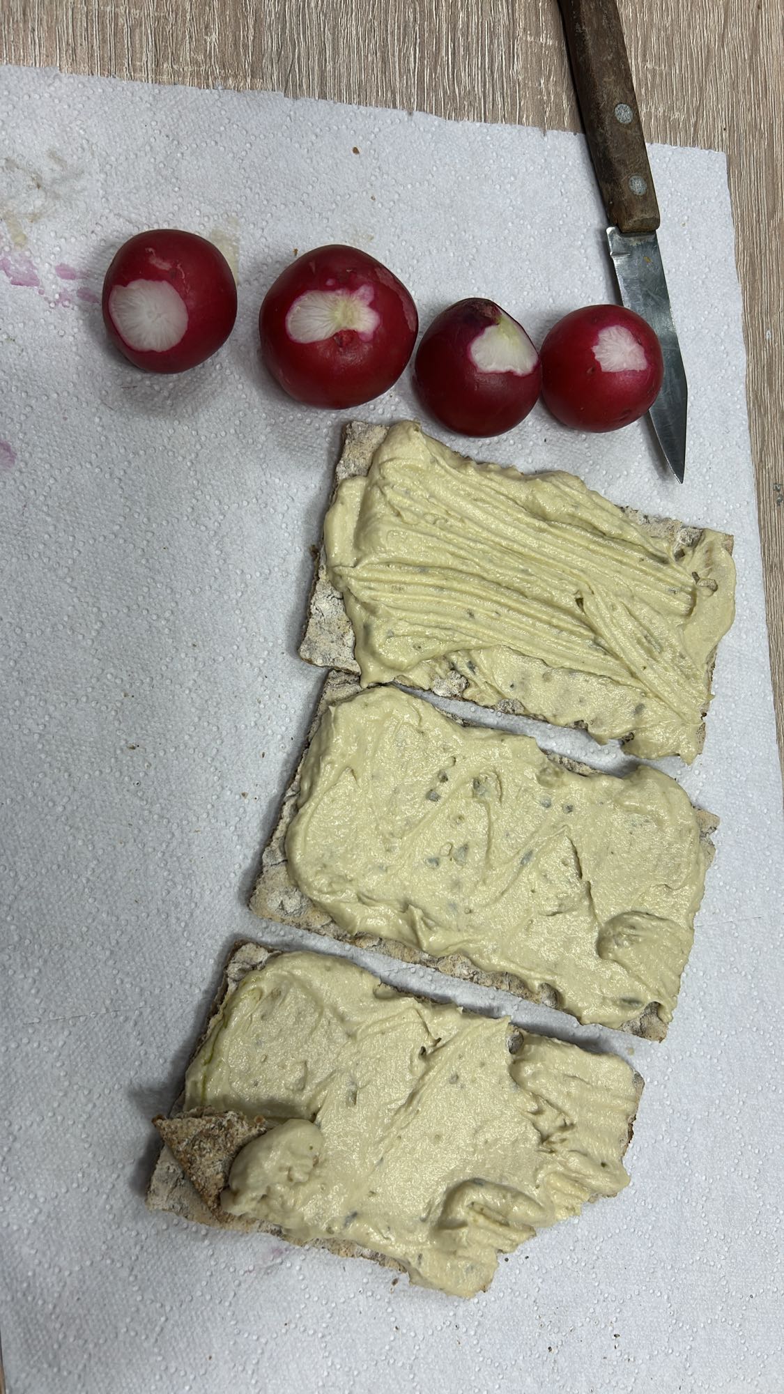 Crackers cu hummus și ridichi