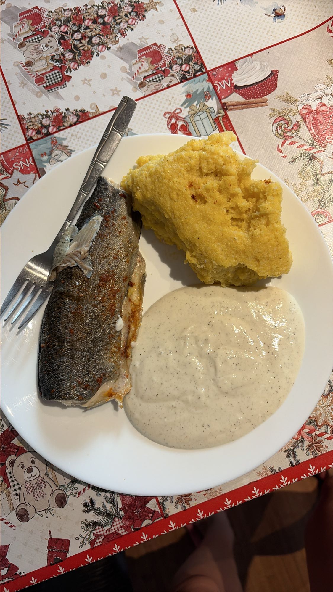 Păstrăv la cuptor cu mămăliguță și dressing de iaurt grecesc