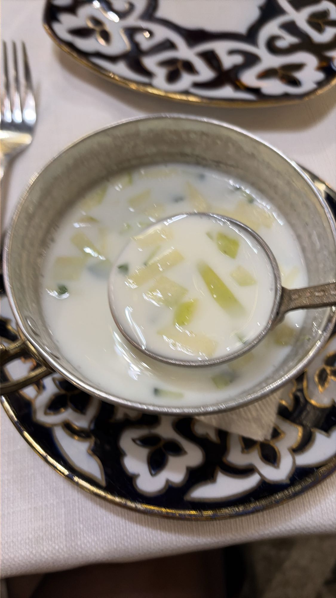 Айран по-узбекски с яблоком и огурцами