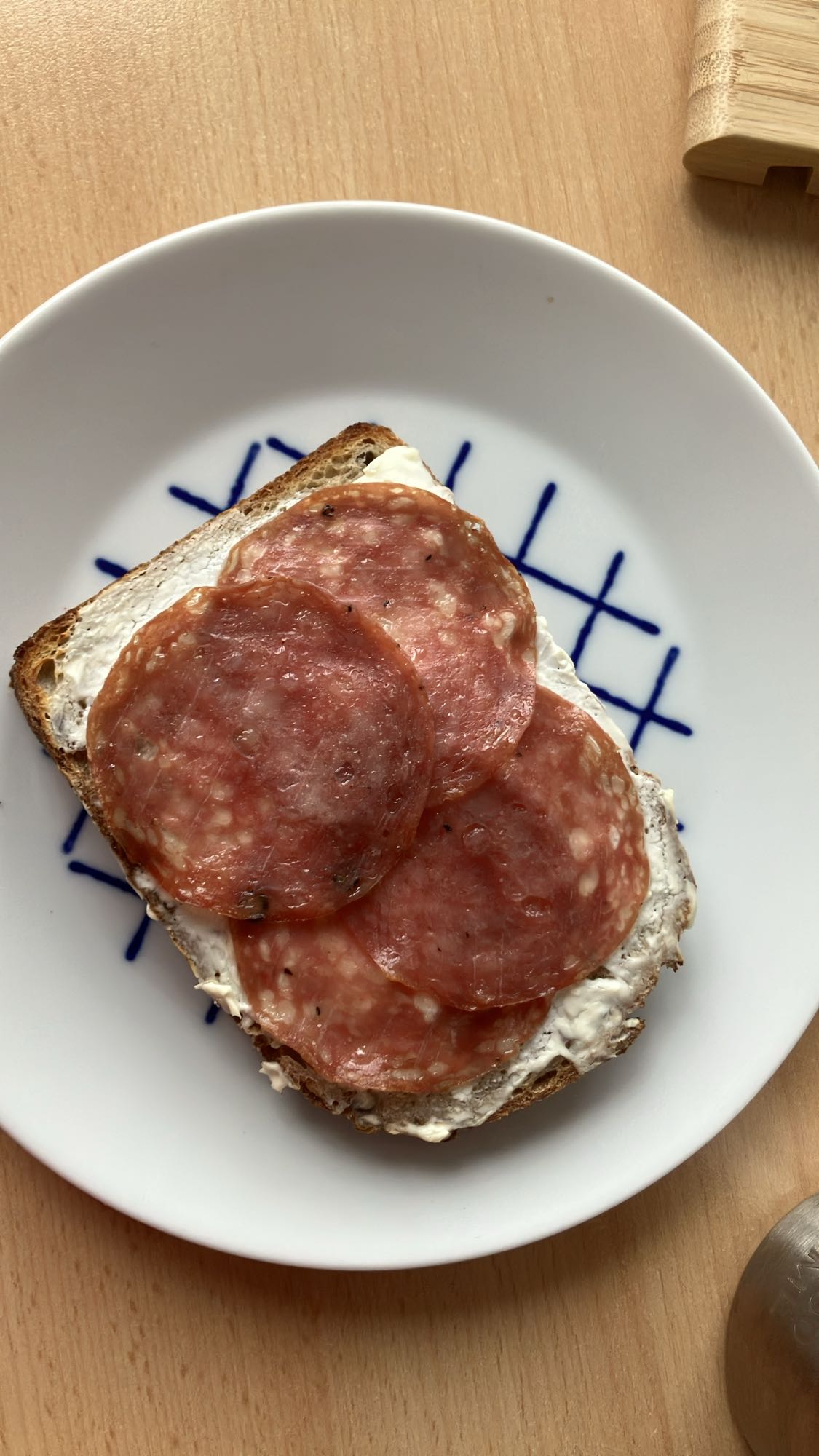 Torrada com salame e creme