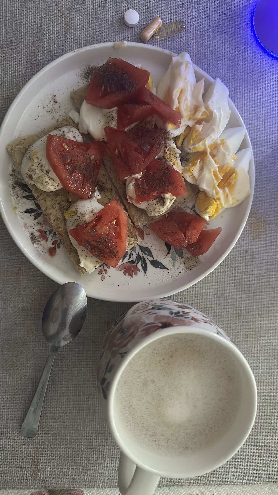 Jajka, pomidor, chrupkie pieczywo