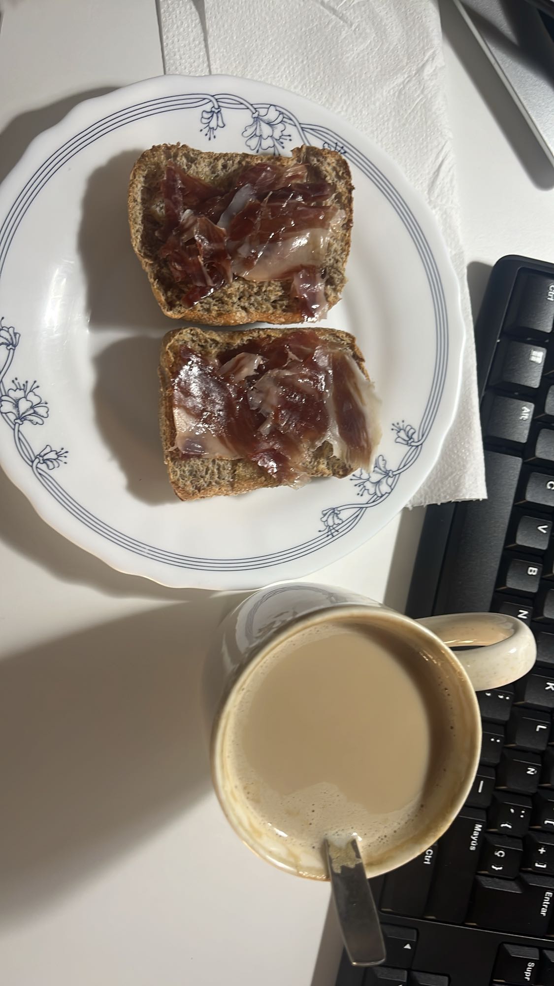 Tostadas con jamón y café