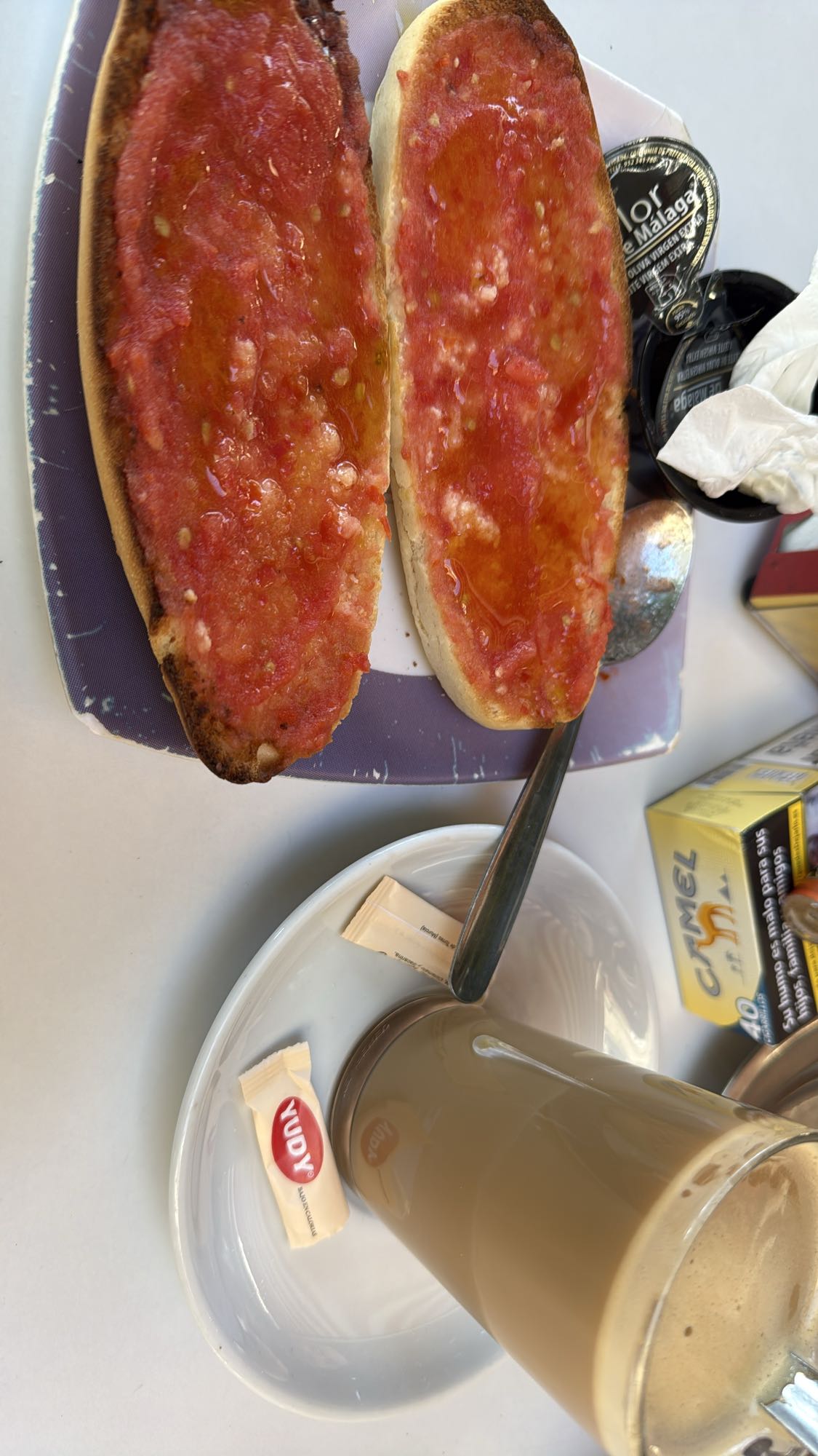 Pan con tomate y café