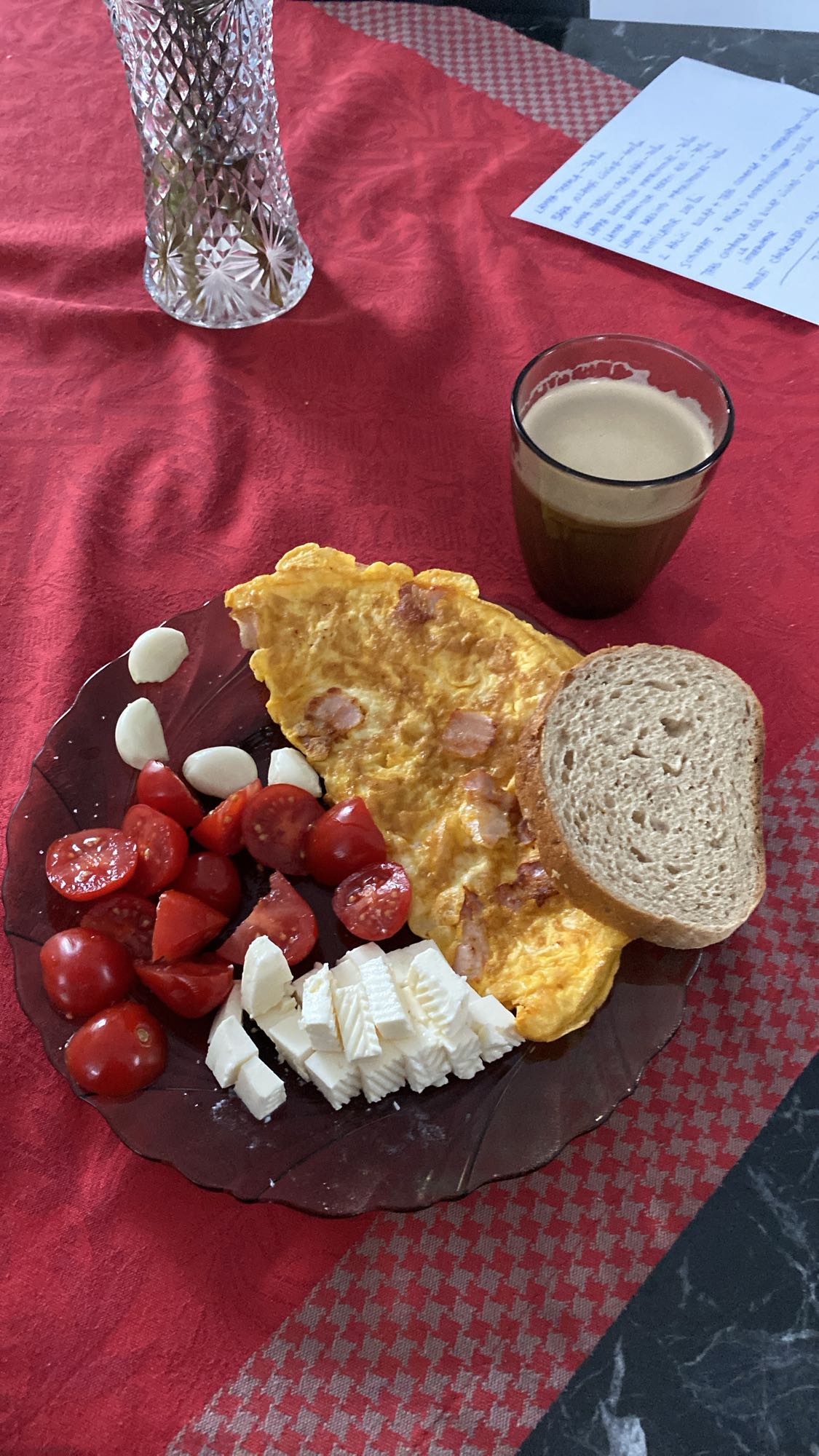 Mic dejun cu omletă și legume