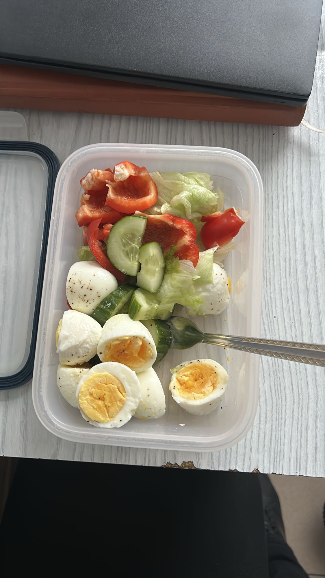 Sałatka z jajkiem i warzywami