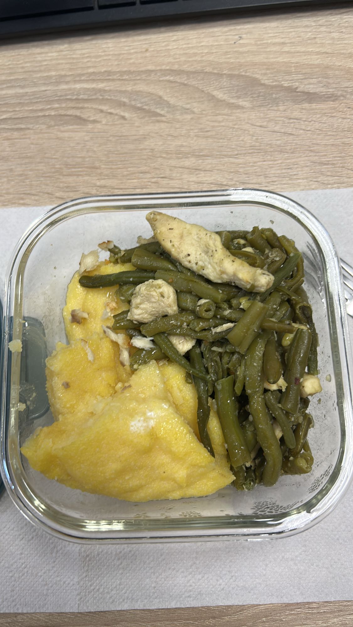 Mămăligă cu fasole și pui