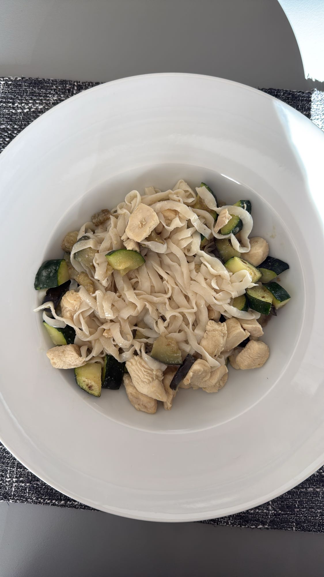 Tăiței cu pui și legume