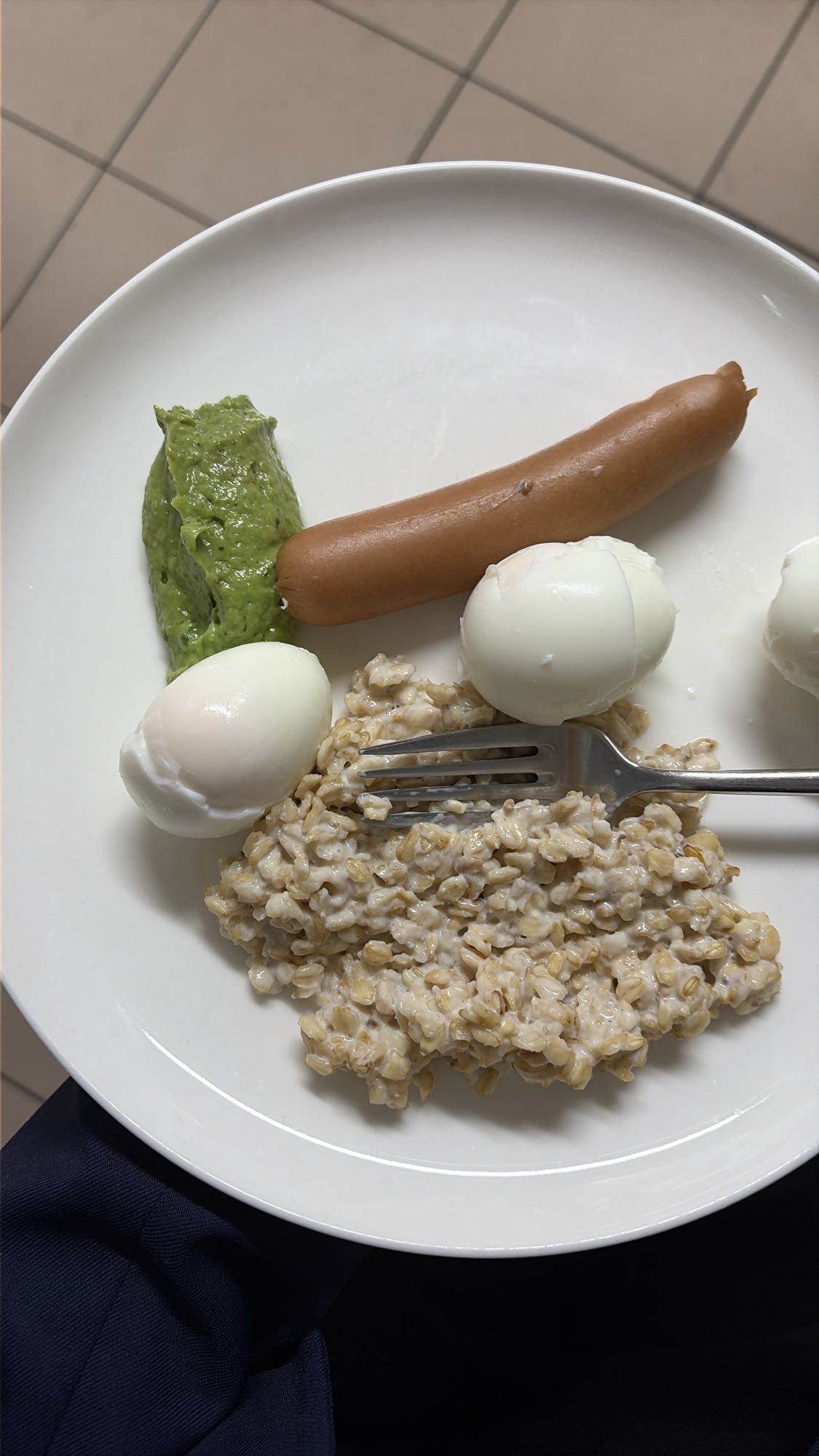 Завтрак с яйцами и кашей