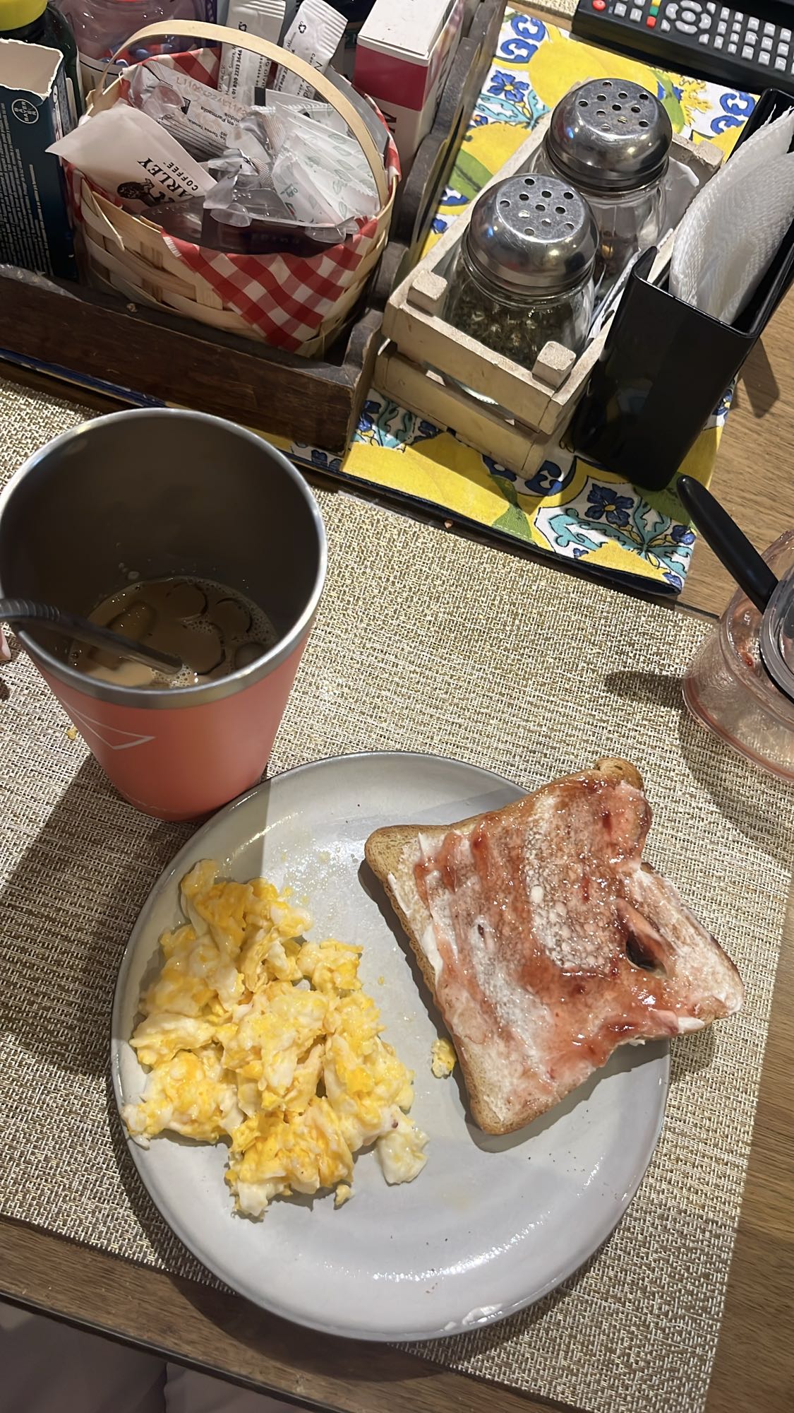 Desayuno con huevo y pan