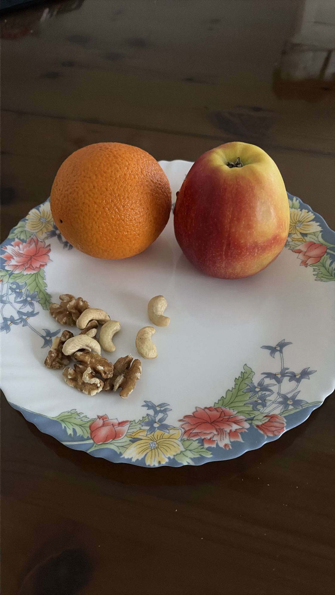 Măr, portocală, nuci și caju