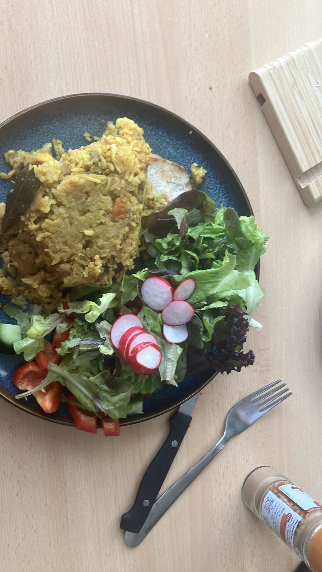 Arroz com frango e salada