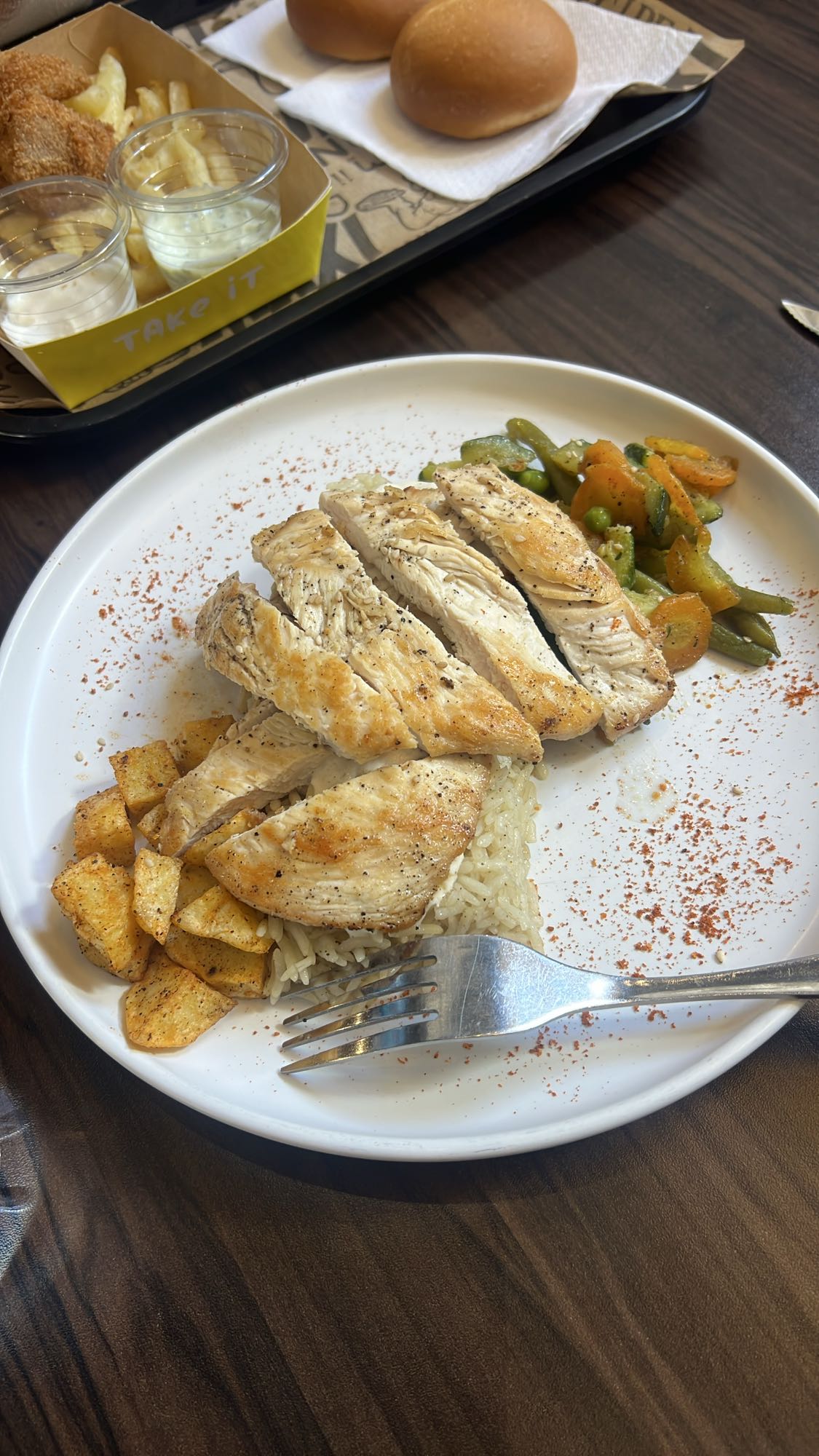 Poulet grillé, riz et légumes