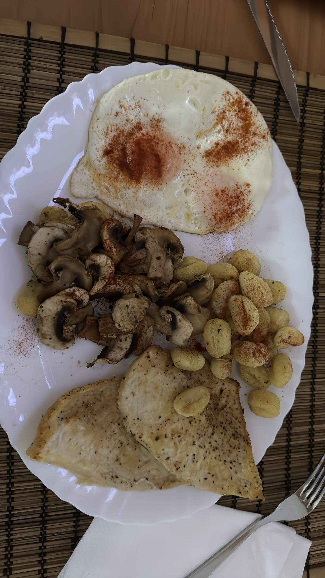 Plato con huevo y pollo