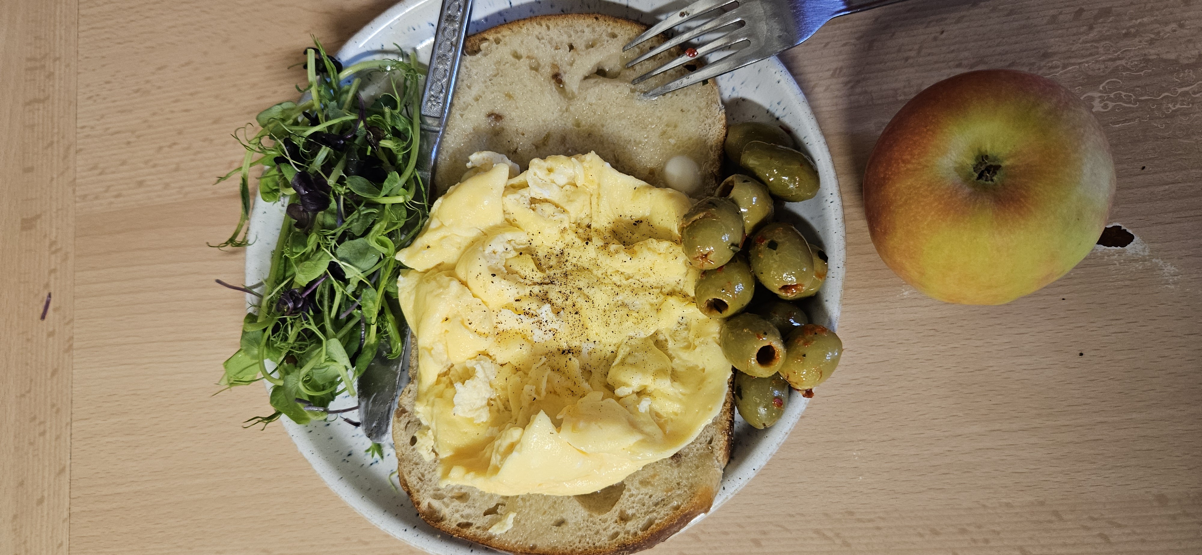Scrambled eggs & bread plate