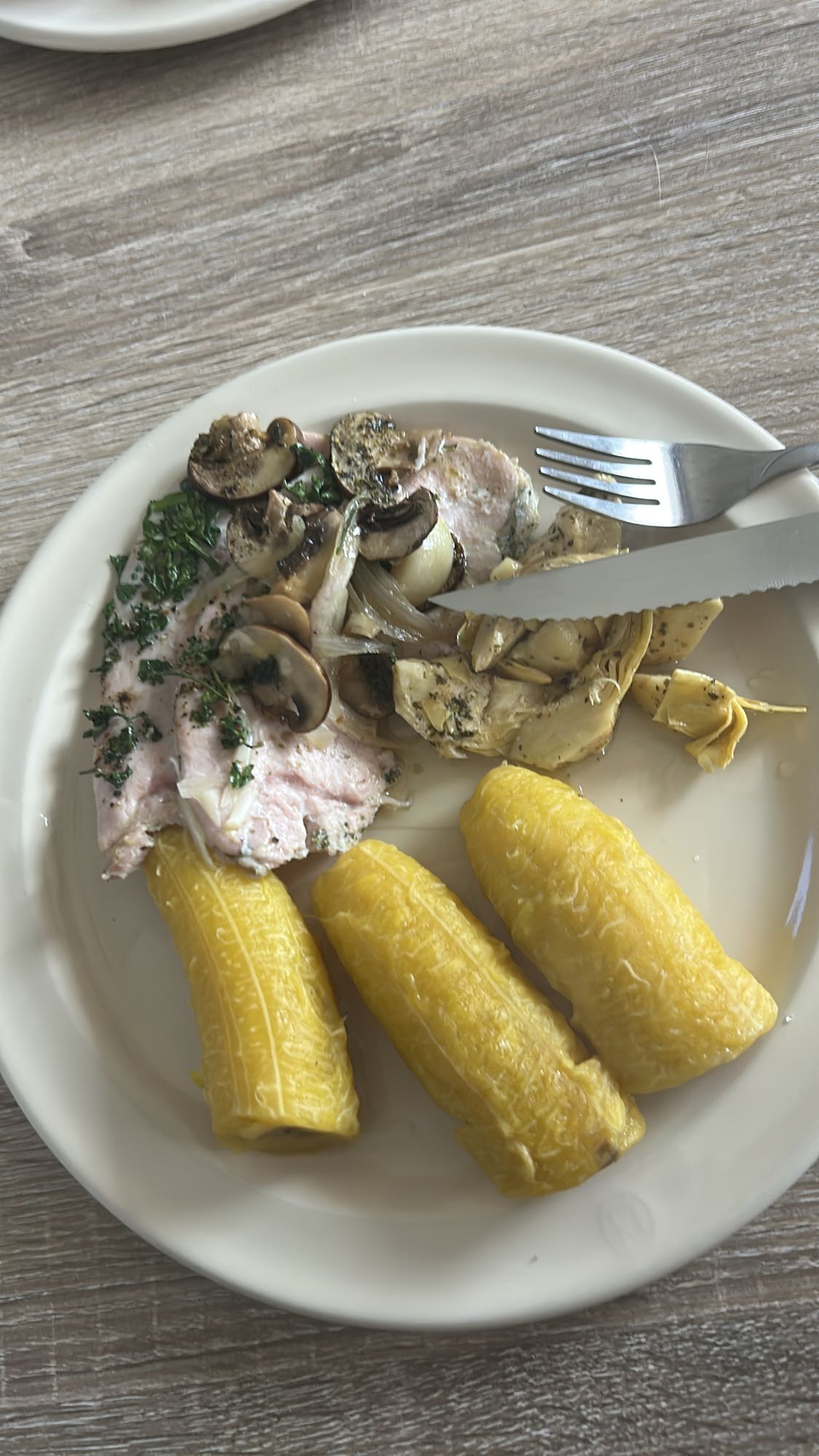 Poisson, champignons et bananes plantain