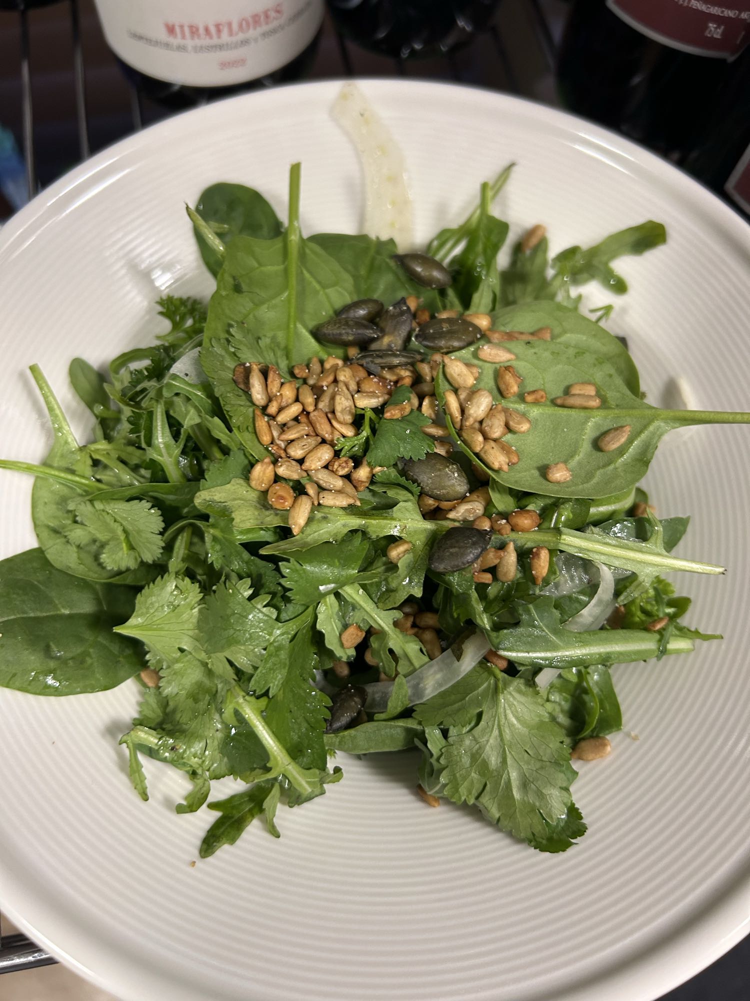 Зелёный салат с семечками