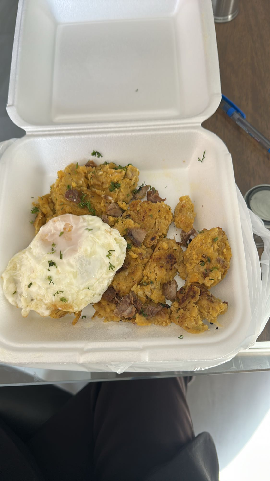 Mangu con carne y huevo