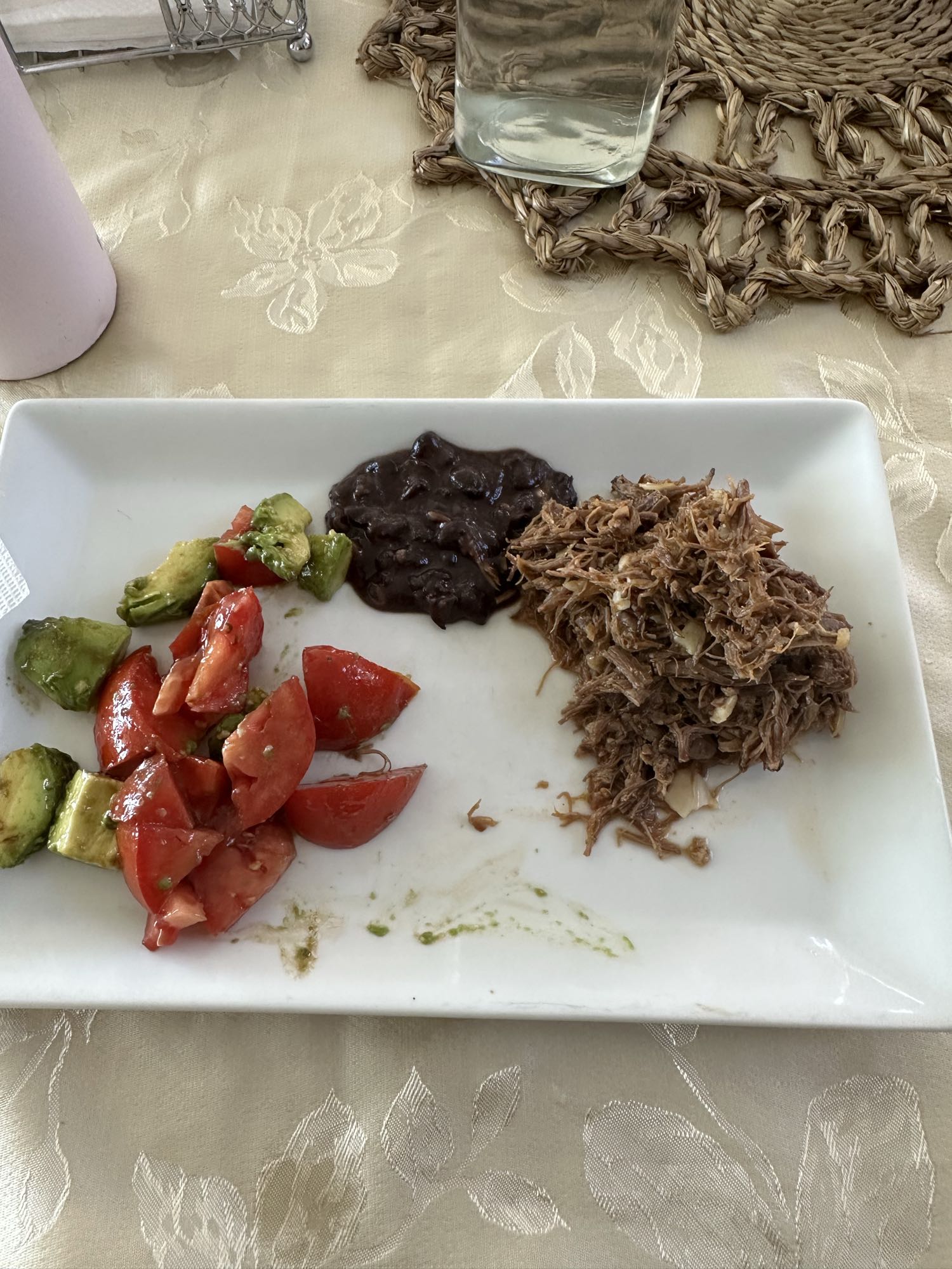 Carne deshebrada con ensalada