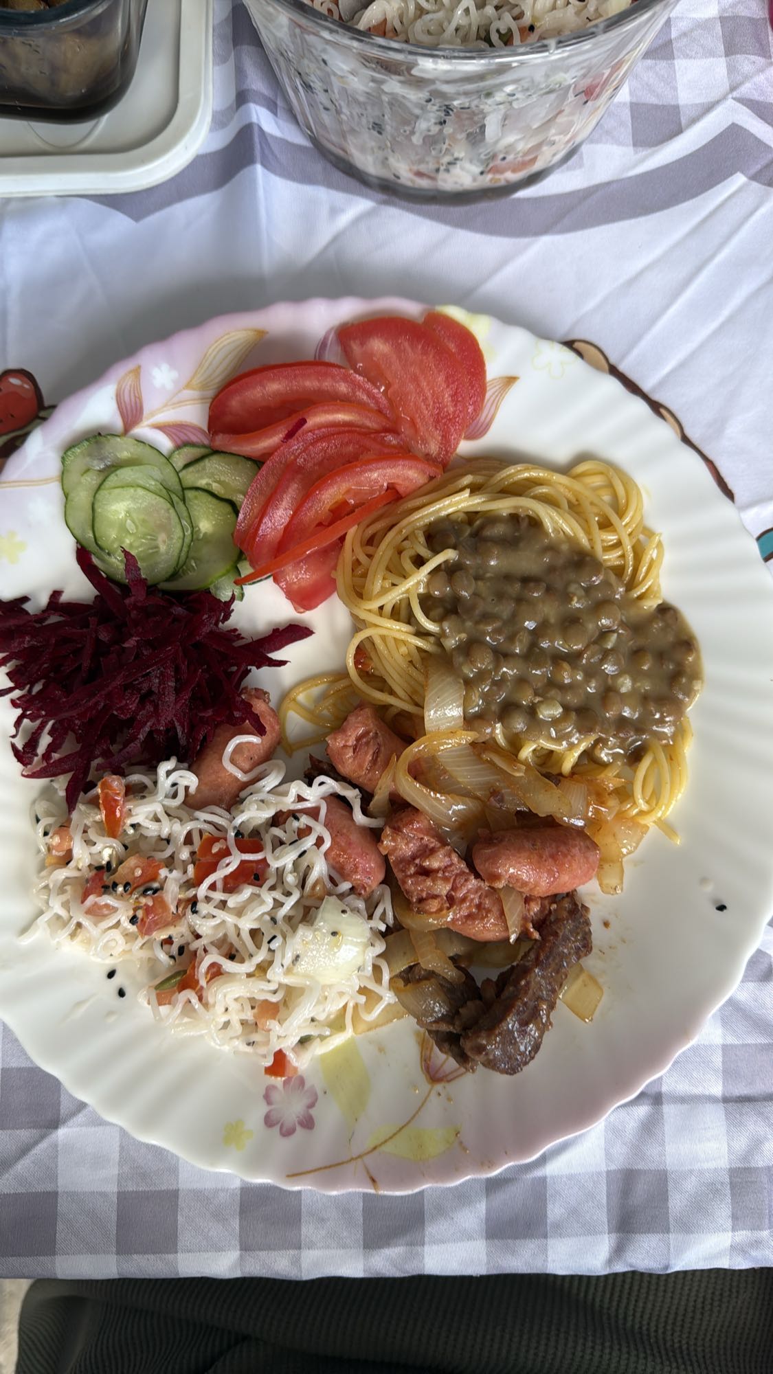 Prato variado com macarrão